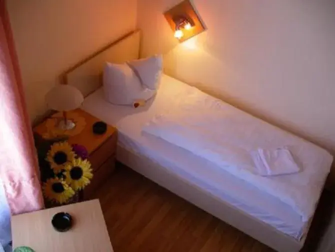 Bed, Room Photo in Hotel garni Djaran