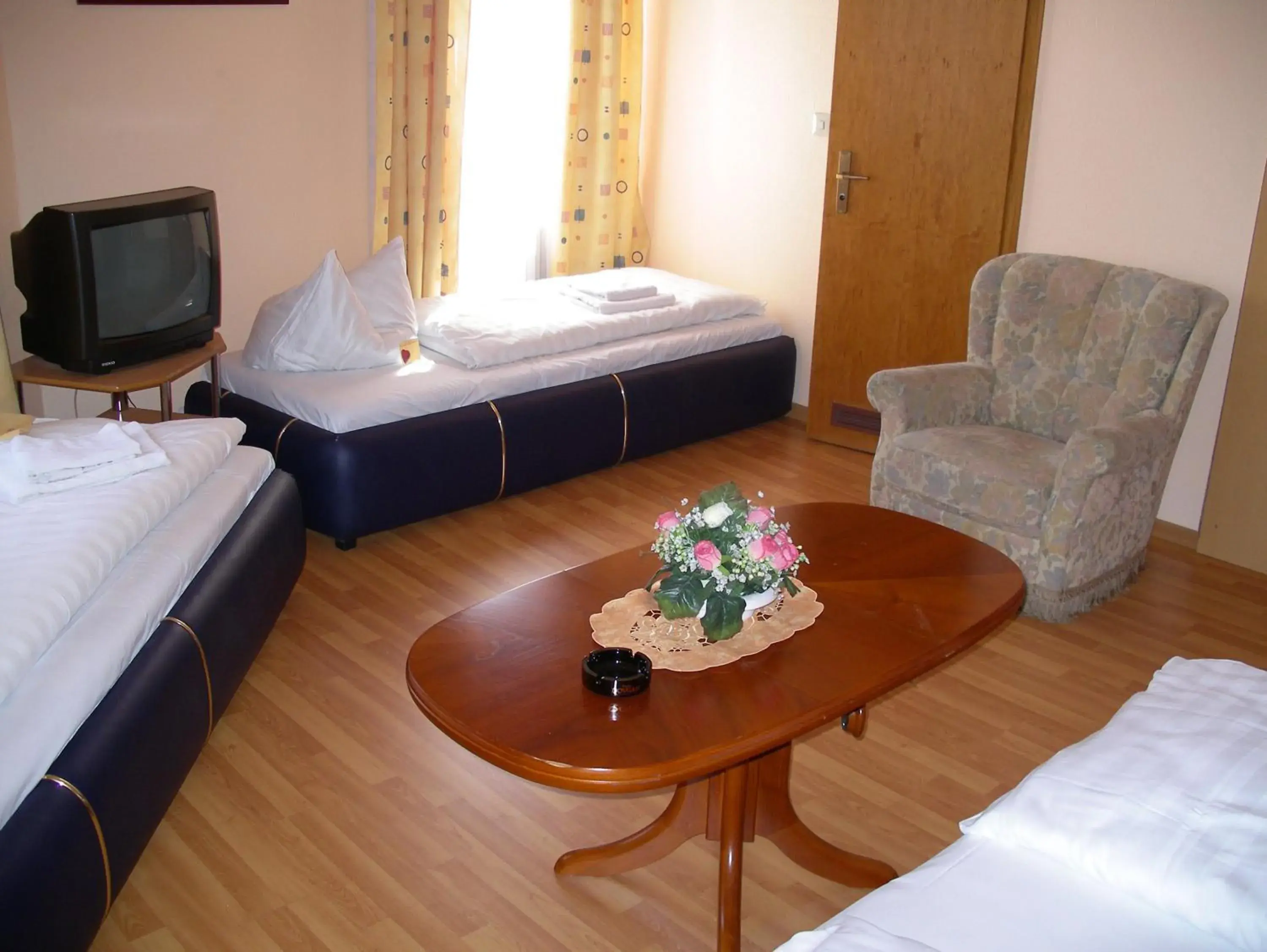 Bed, TV/Entertainment Center in Hotel garni Djaran