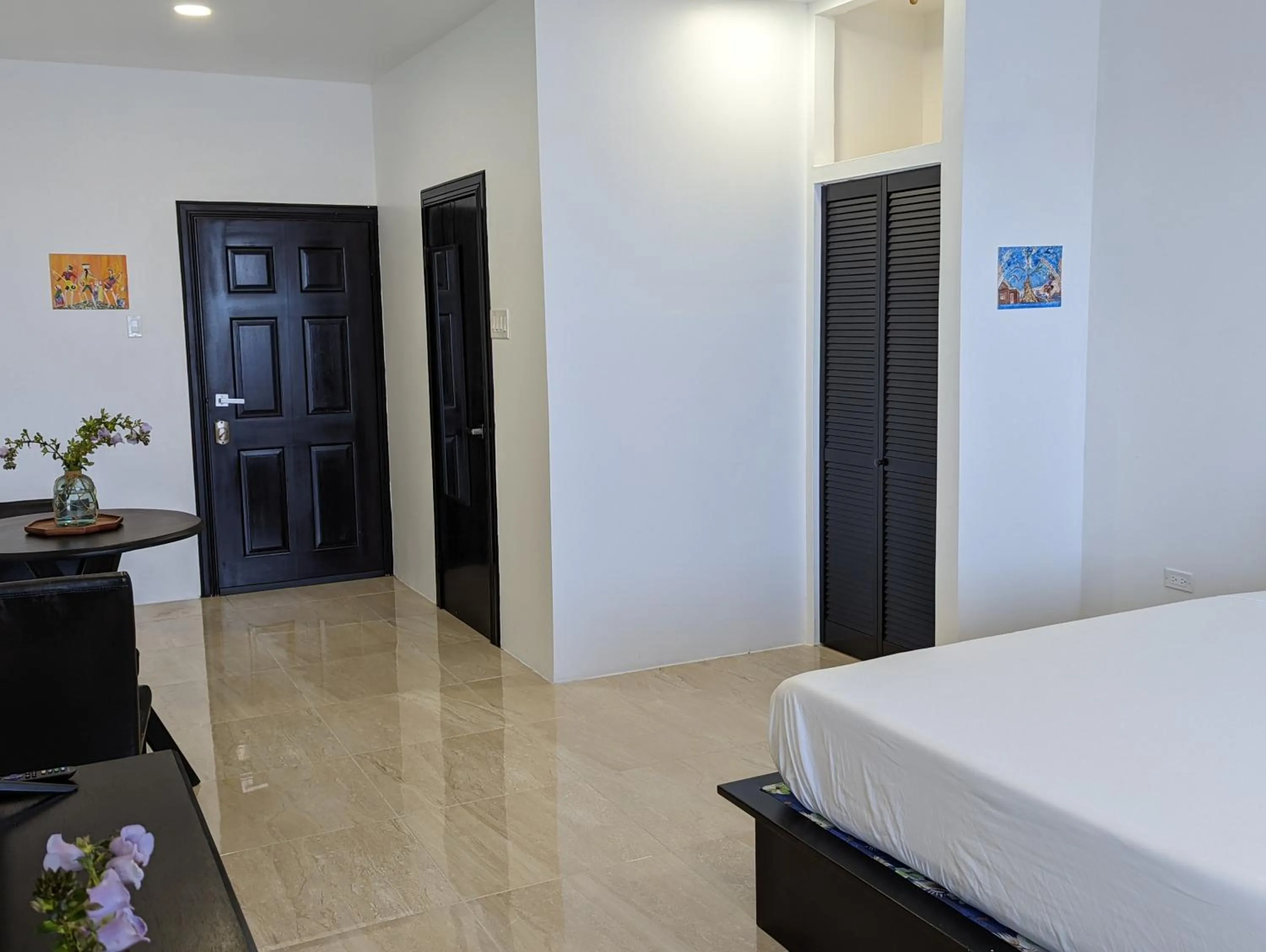 Photo of the whole room, Bed in Inn The Town