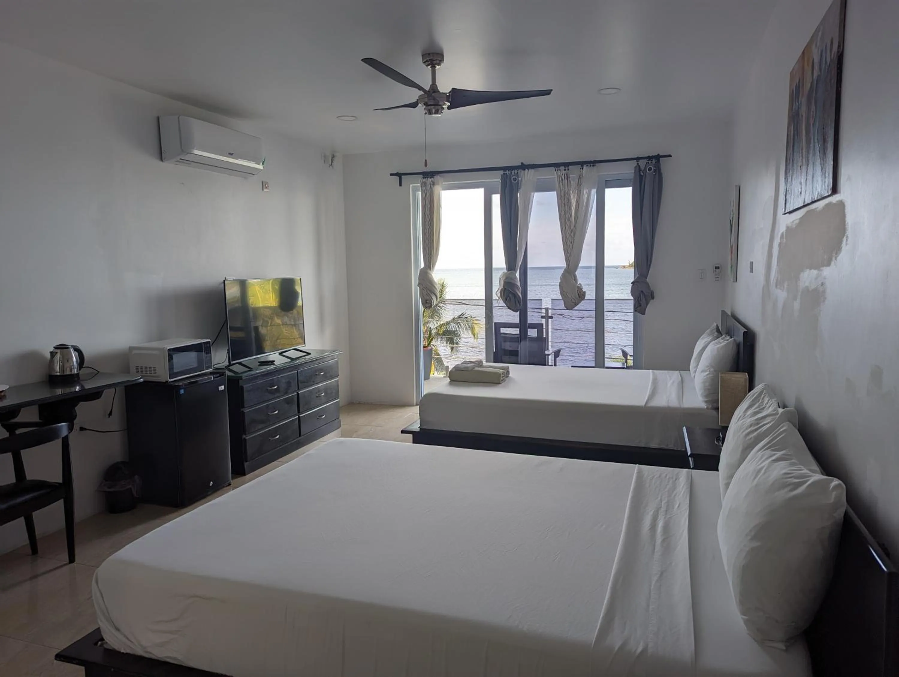 Photo of the whole room, Bed in Inn The Town