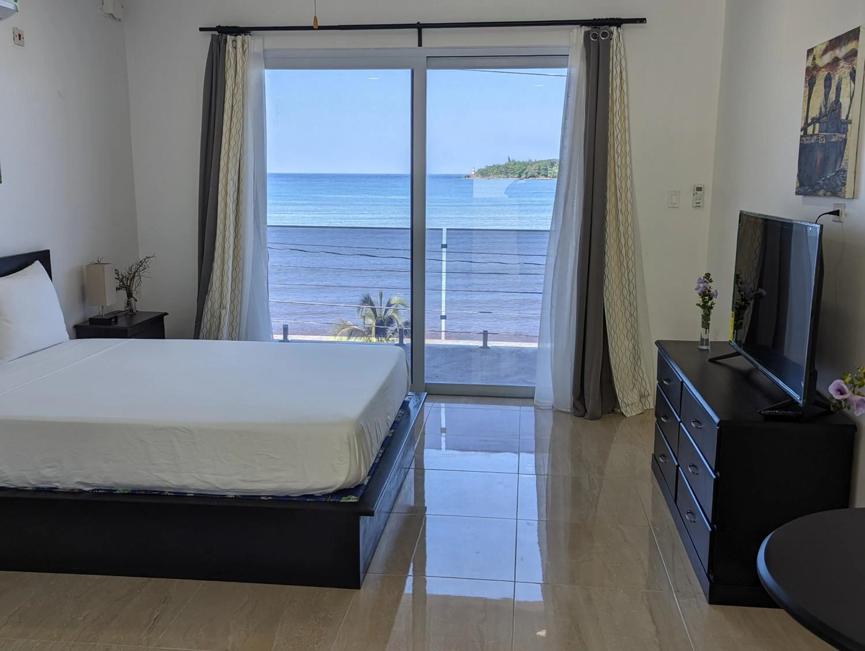 Photo of the whole room, Bed in Inn The Town