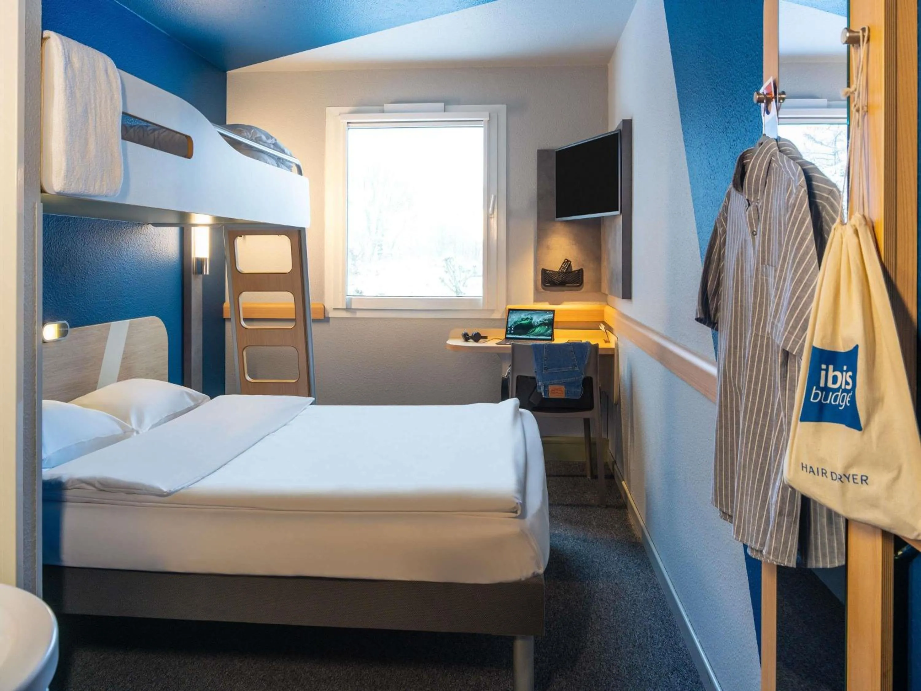 Bedroom, Bed in Ibis budget Hamburg Quickborn