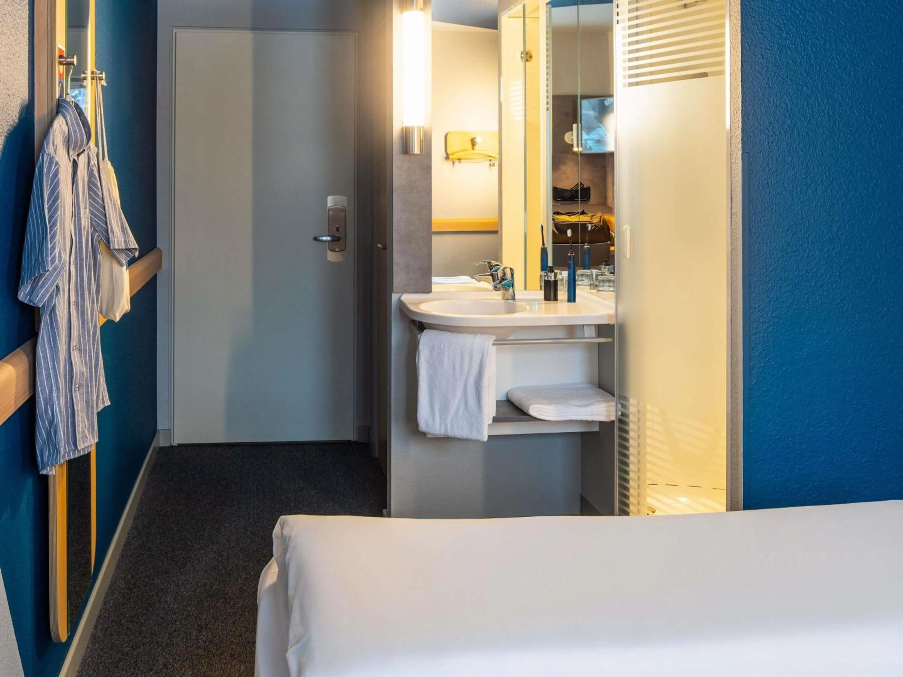 Bedroom, Bed in Ibis budget Hamburg Quickborn