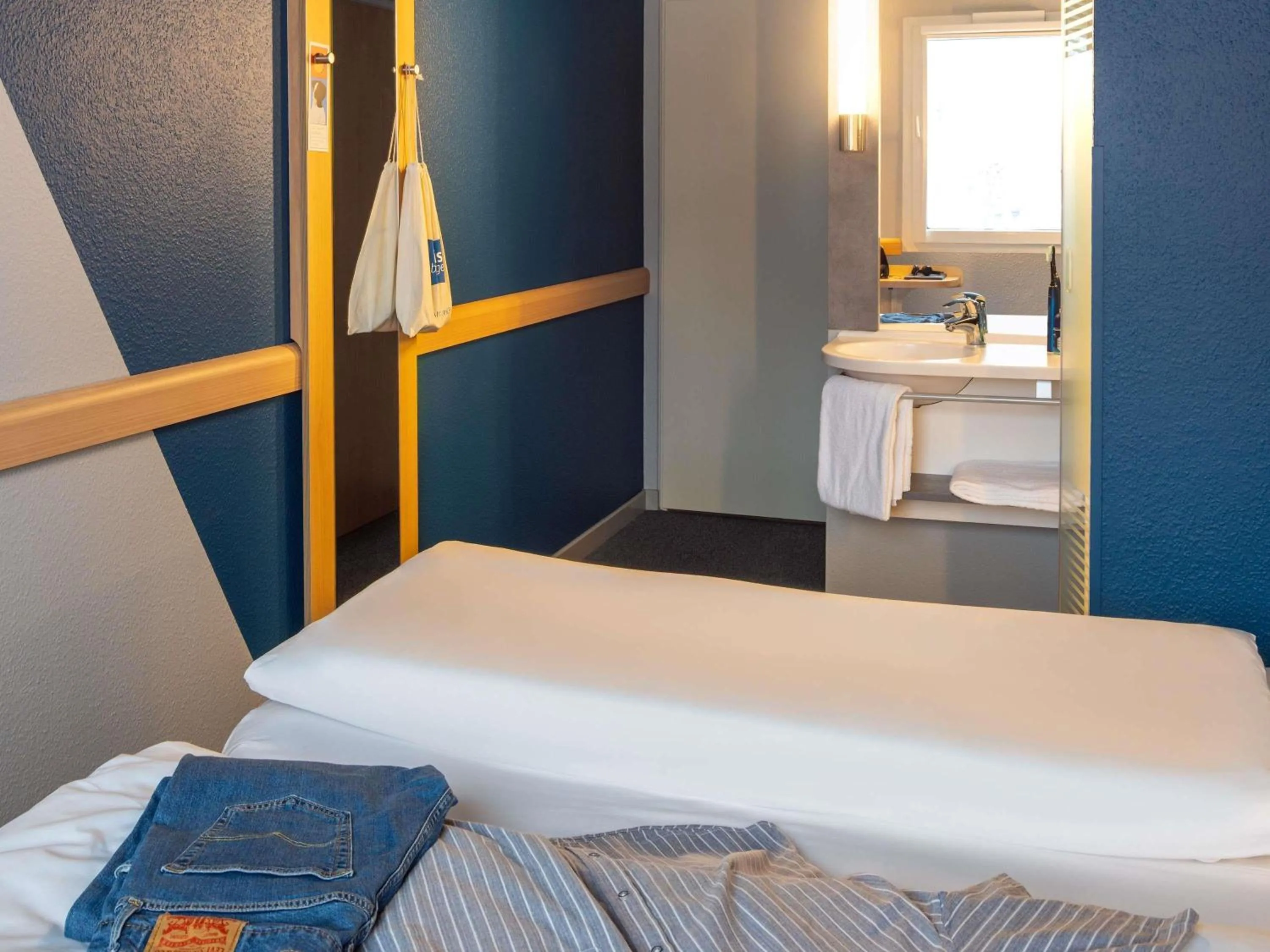 Bedroom, Bed in Ibis budget Hamburg Quickborn