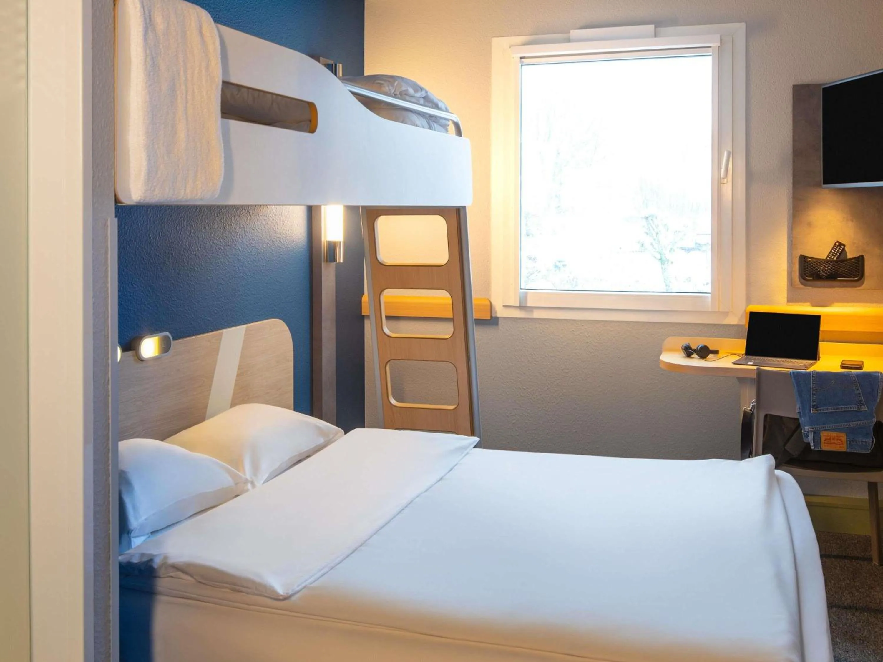 Bedroom, Bed in Ibis budget Hamburg Quickborn