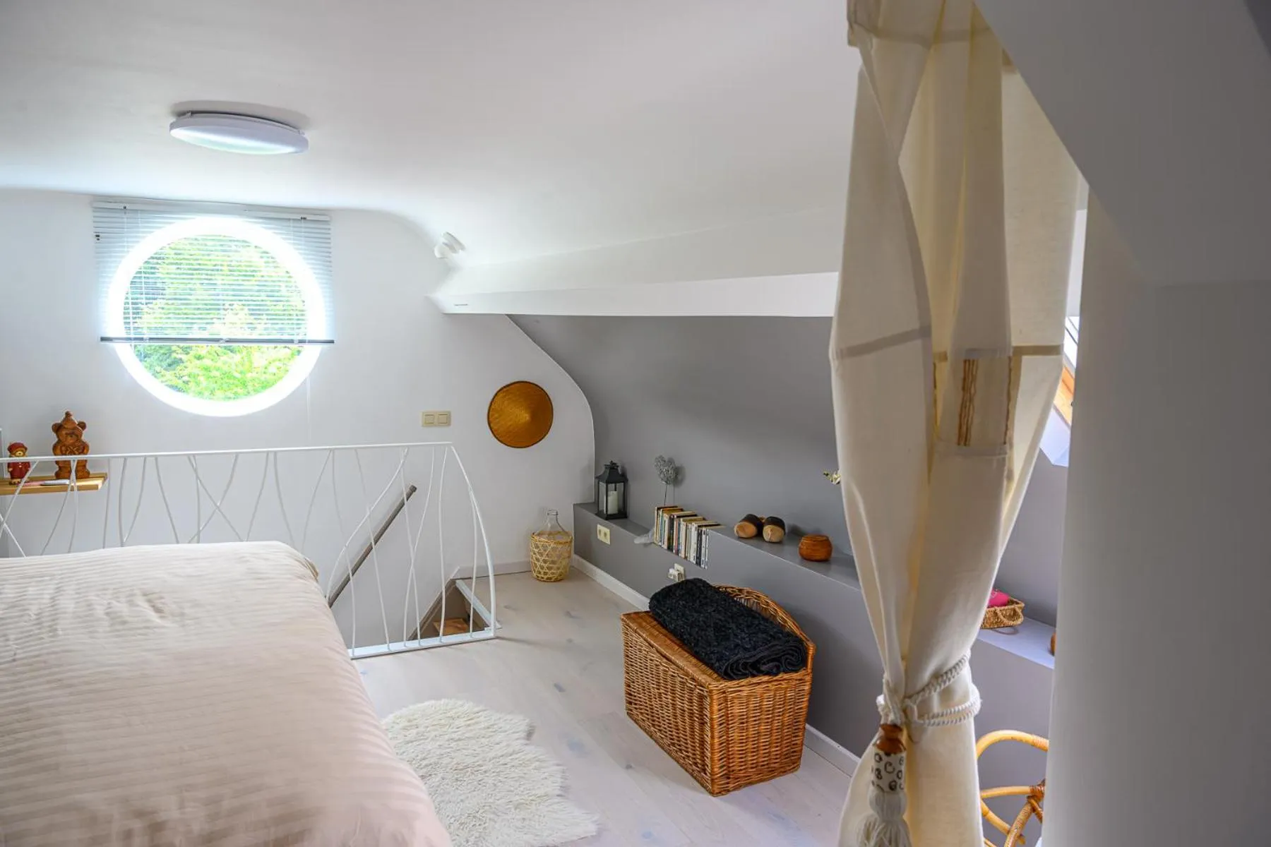 Bed in Le Jardin Des Secrets "Gites et chambres à louer"