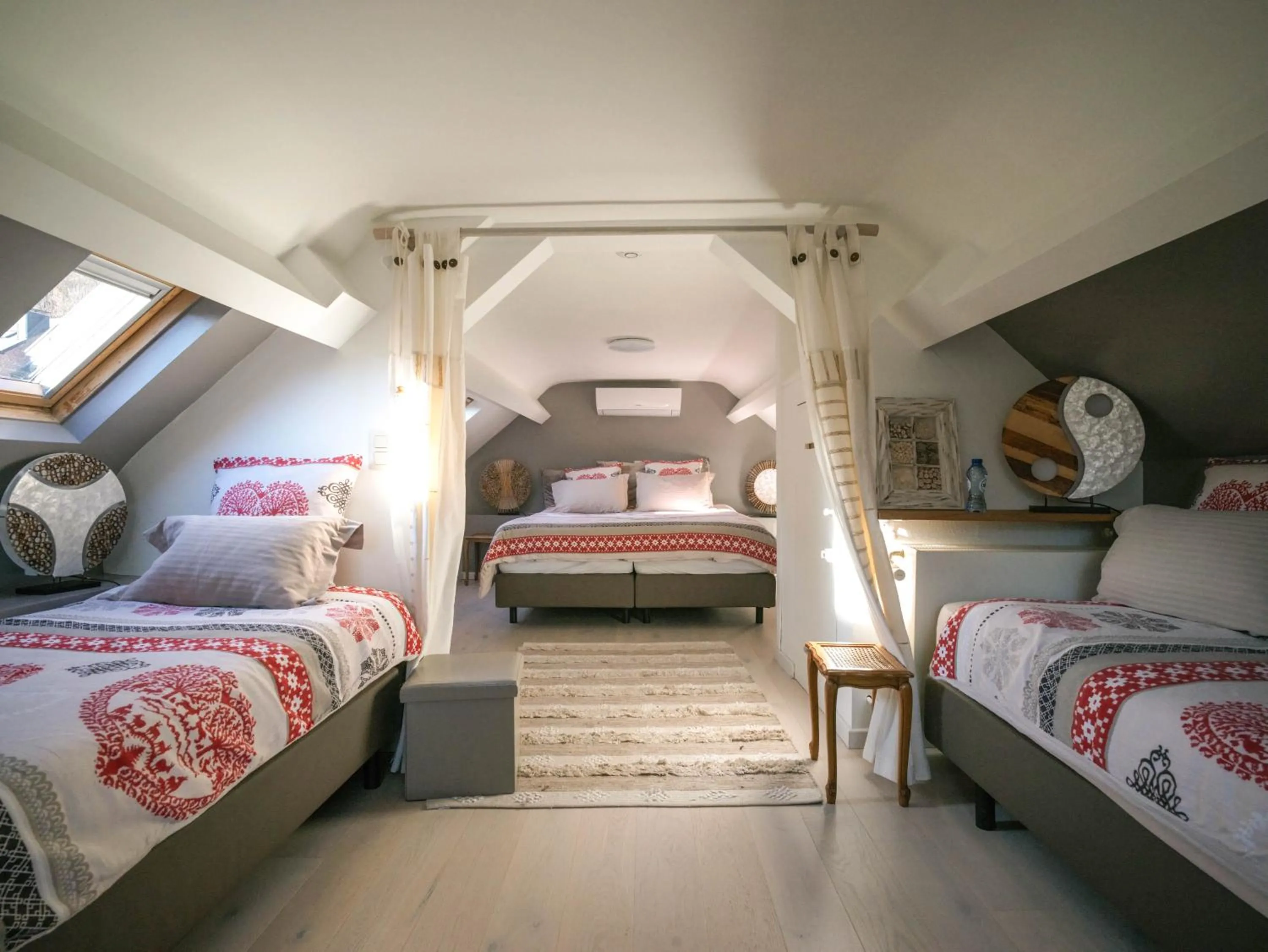 Bed in Le Jardin Des Secrets "Gites et chambres à louer"