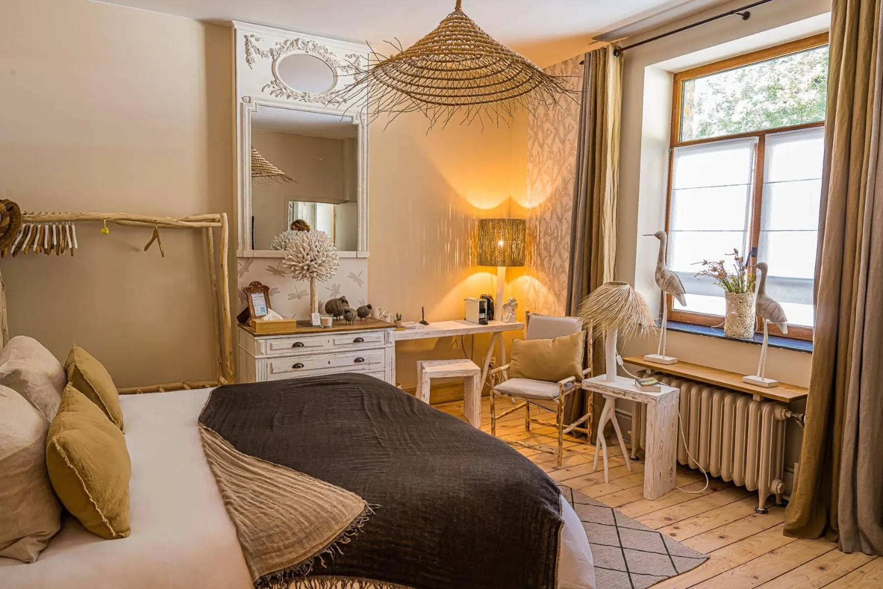 Bed in Le Jardin Des Secrets "Gites et chambres à louer"