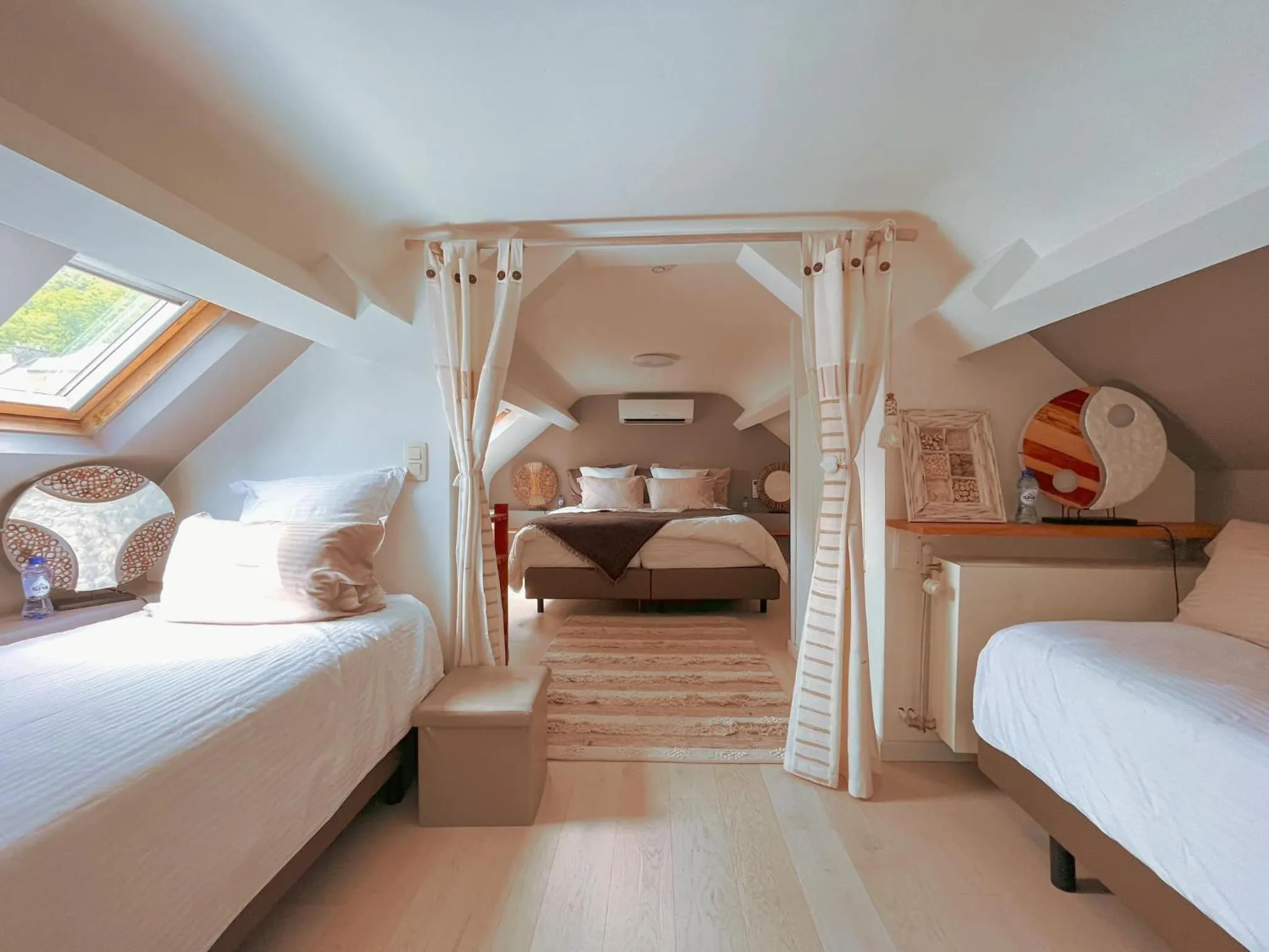 Bed in Le Jardin Des Secrets "Gites et chambres à louer"