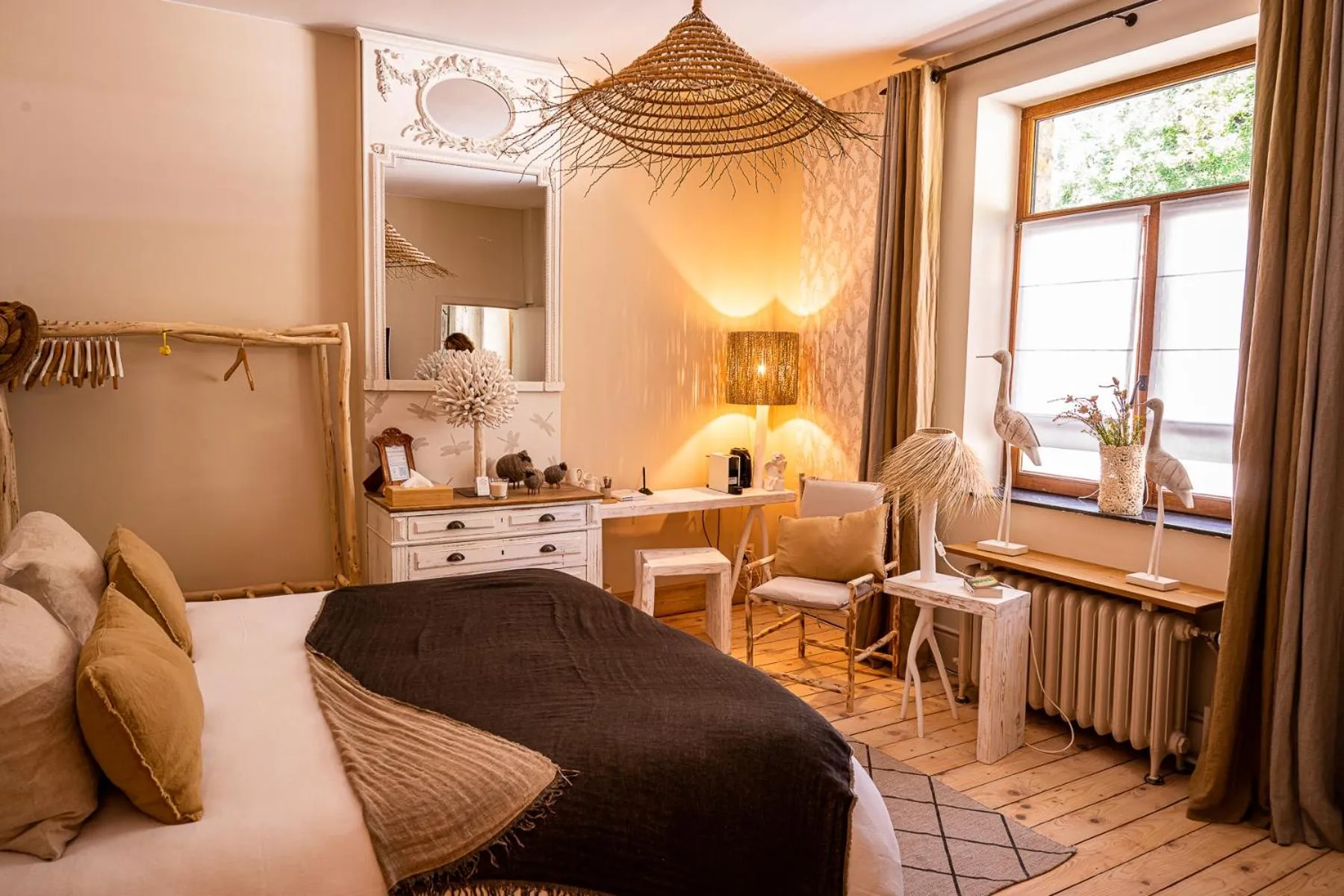 Bed in Le Jardin Des Secrets "Gites et chambres à louer"