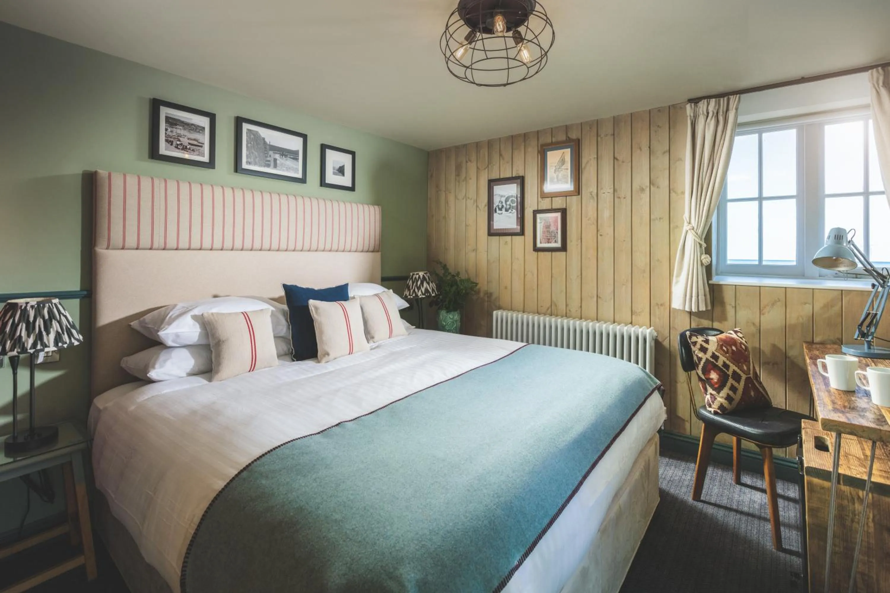 Bed in Rock Point Inn