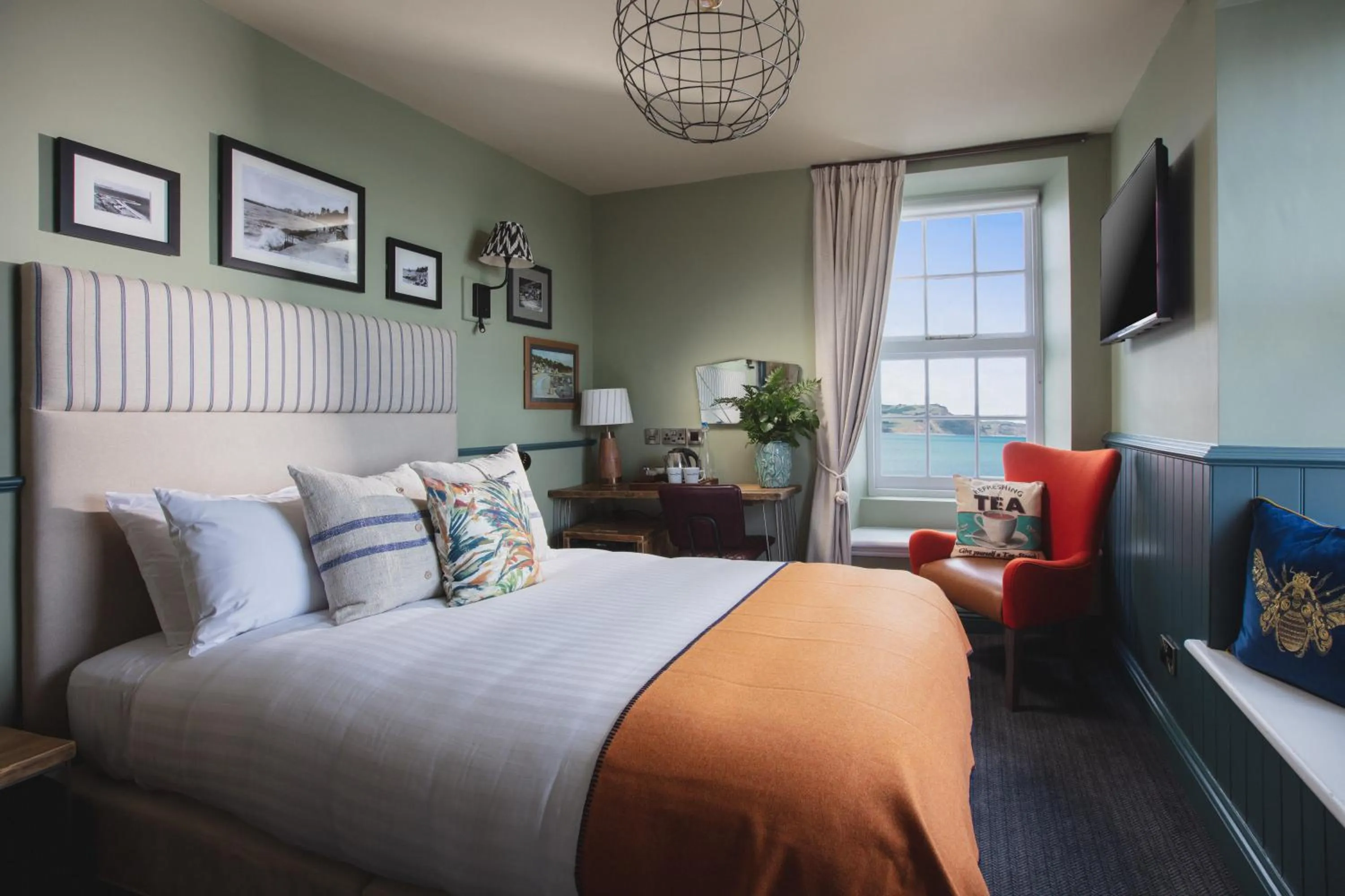 Bed in Rock Point Inn