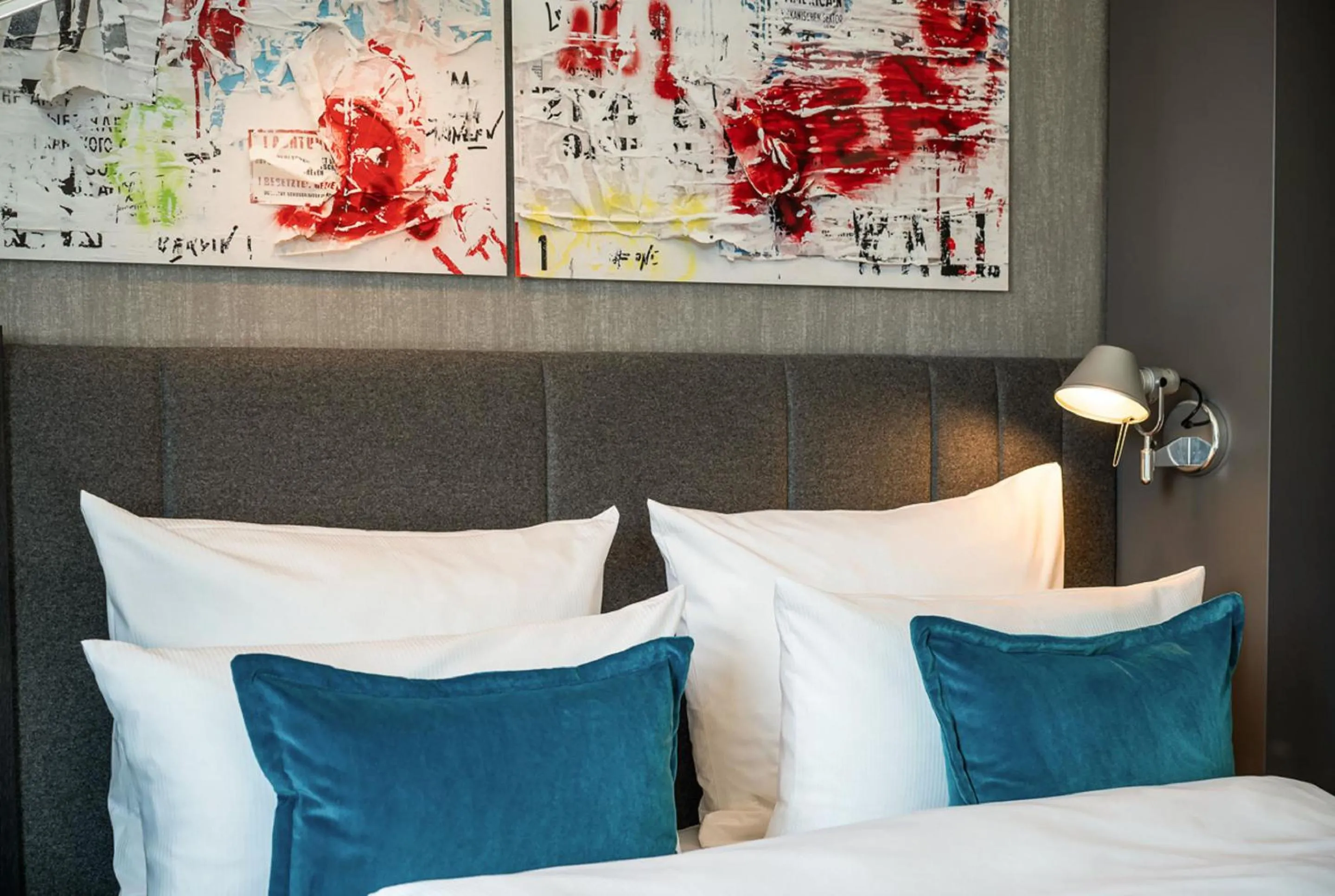 Photo of the whole room, Bed in Motel One Berlin Mitte