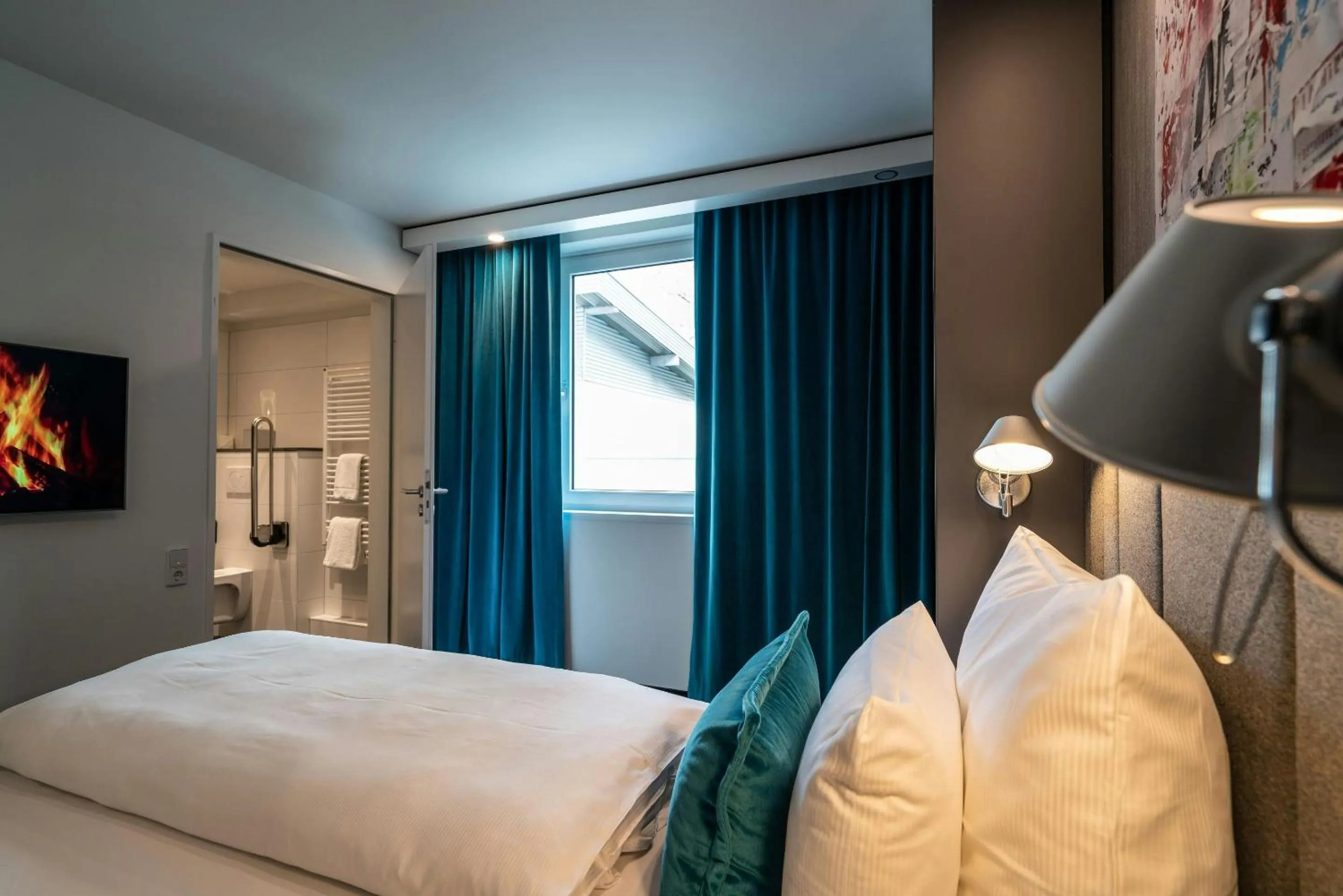 Photo of the whole room, Bed in Motel One Berlin Mitte