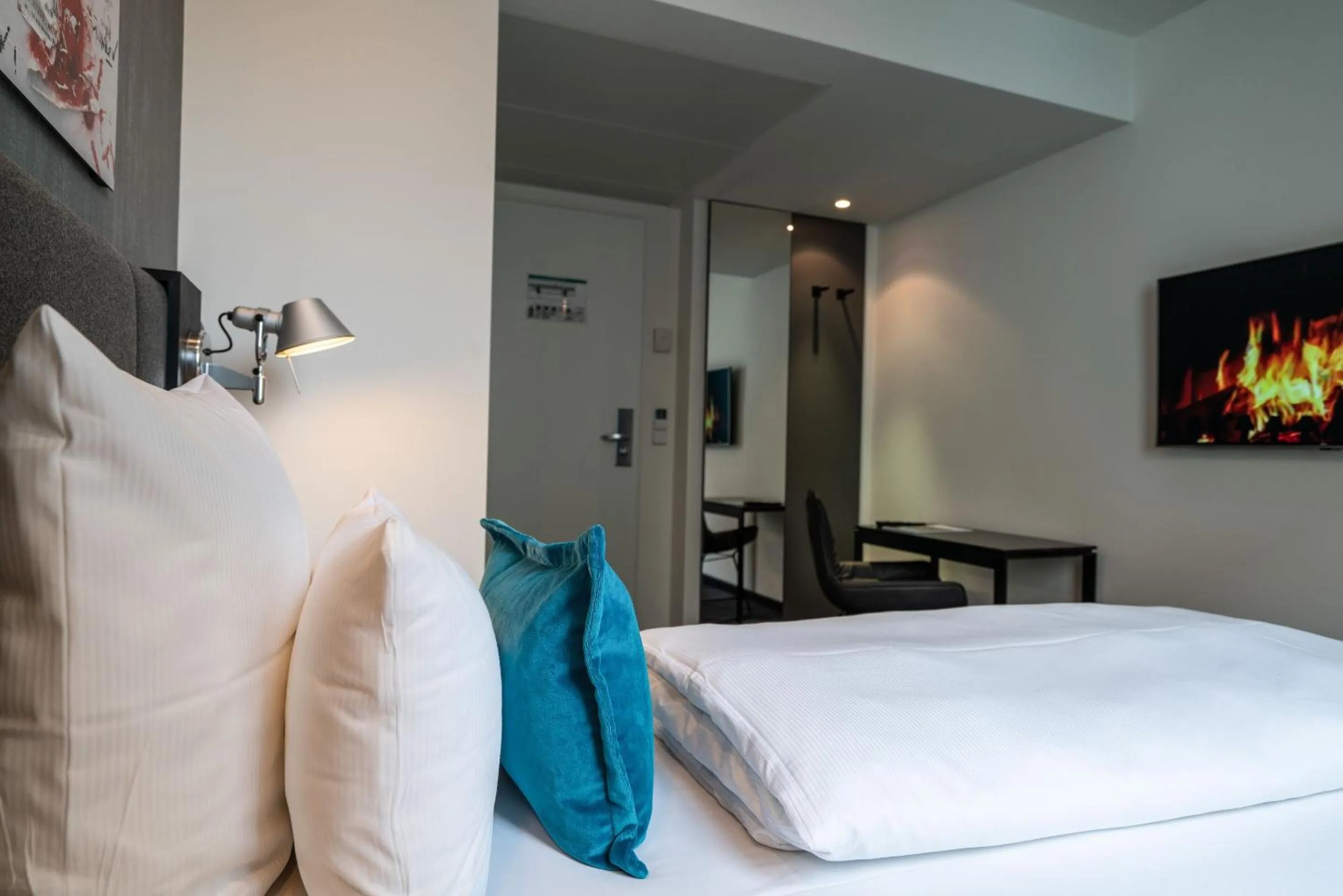 Photo of the whole room, Bed in Motel One Berlin Mitte