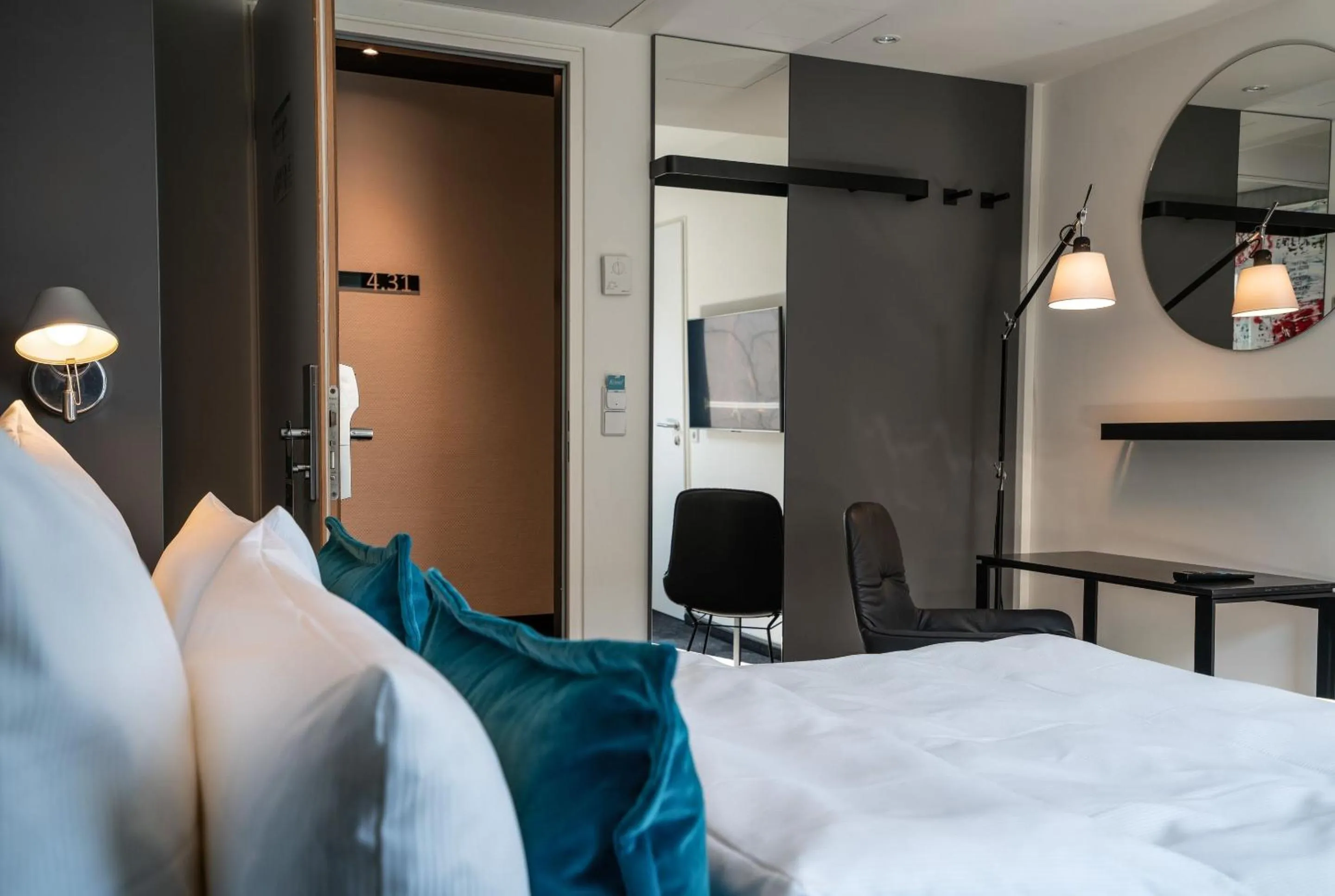 Photo of the whole room, Bed in Motel One Berlin Mitte