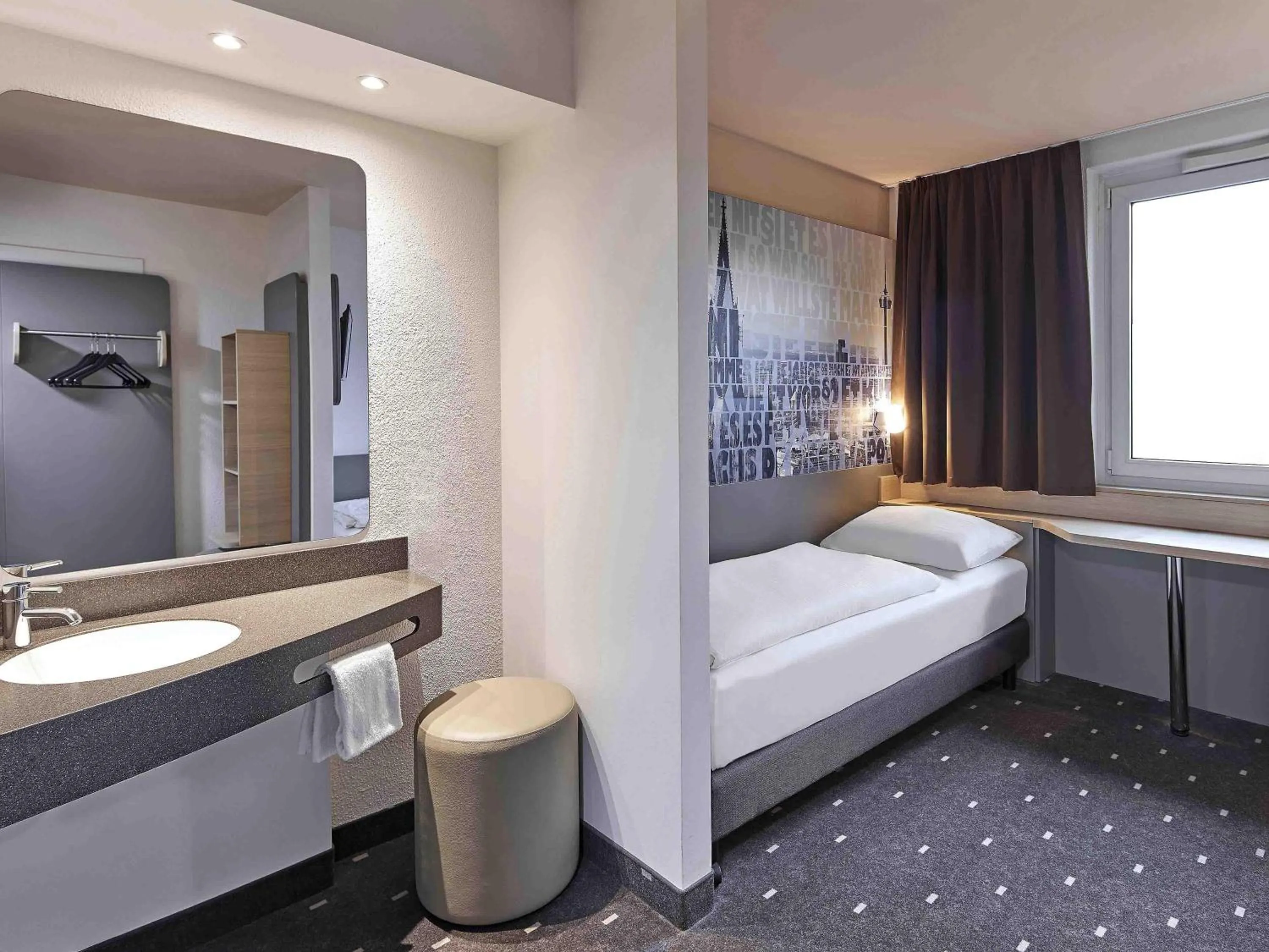 Photo of the whole room, Bed in B&B Hotel Köln-West