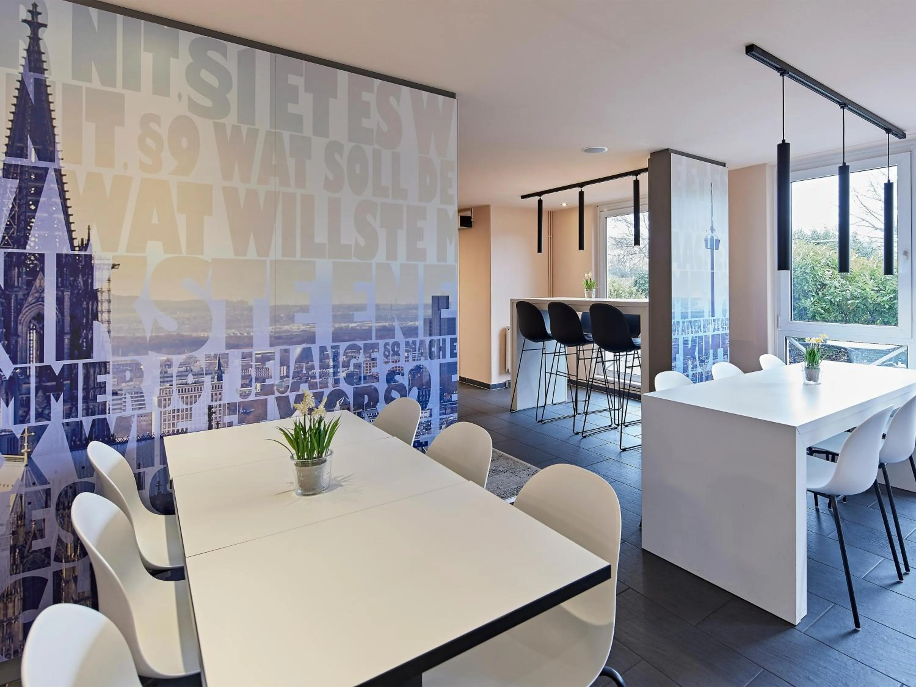 Restaurant/places to eat in B&B Hotel Köln-West