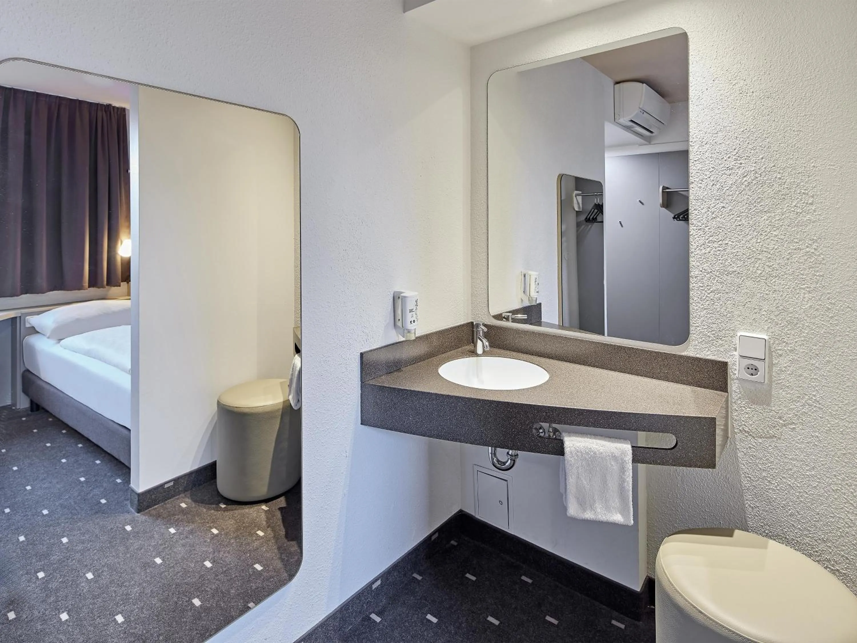 Bathroom, Bed in B&B Hotel Köln-West