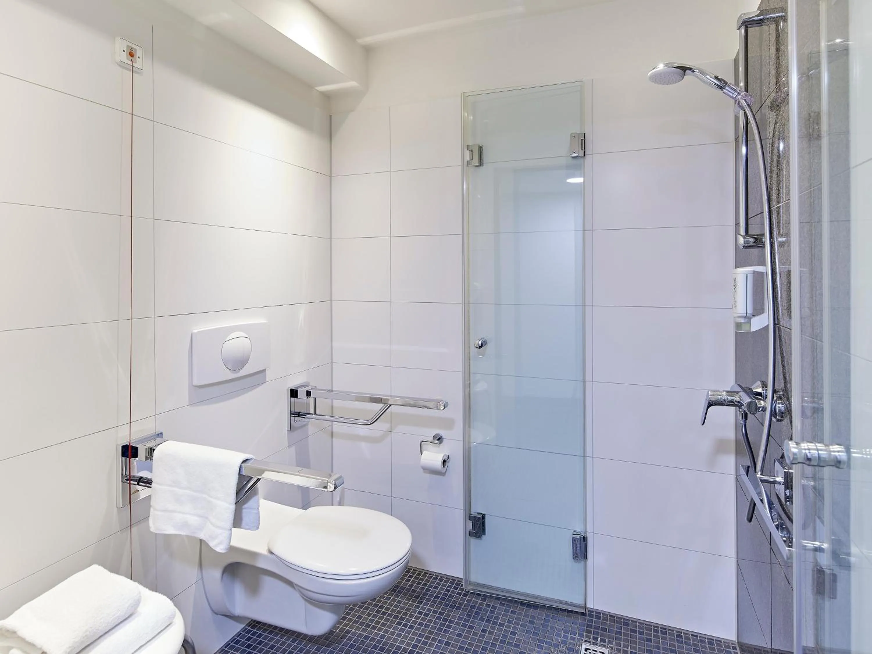 Shower in B&B Hotel Köln-West