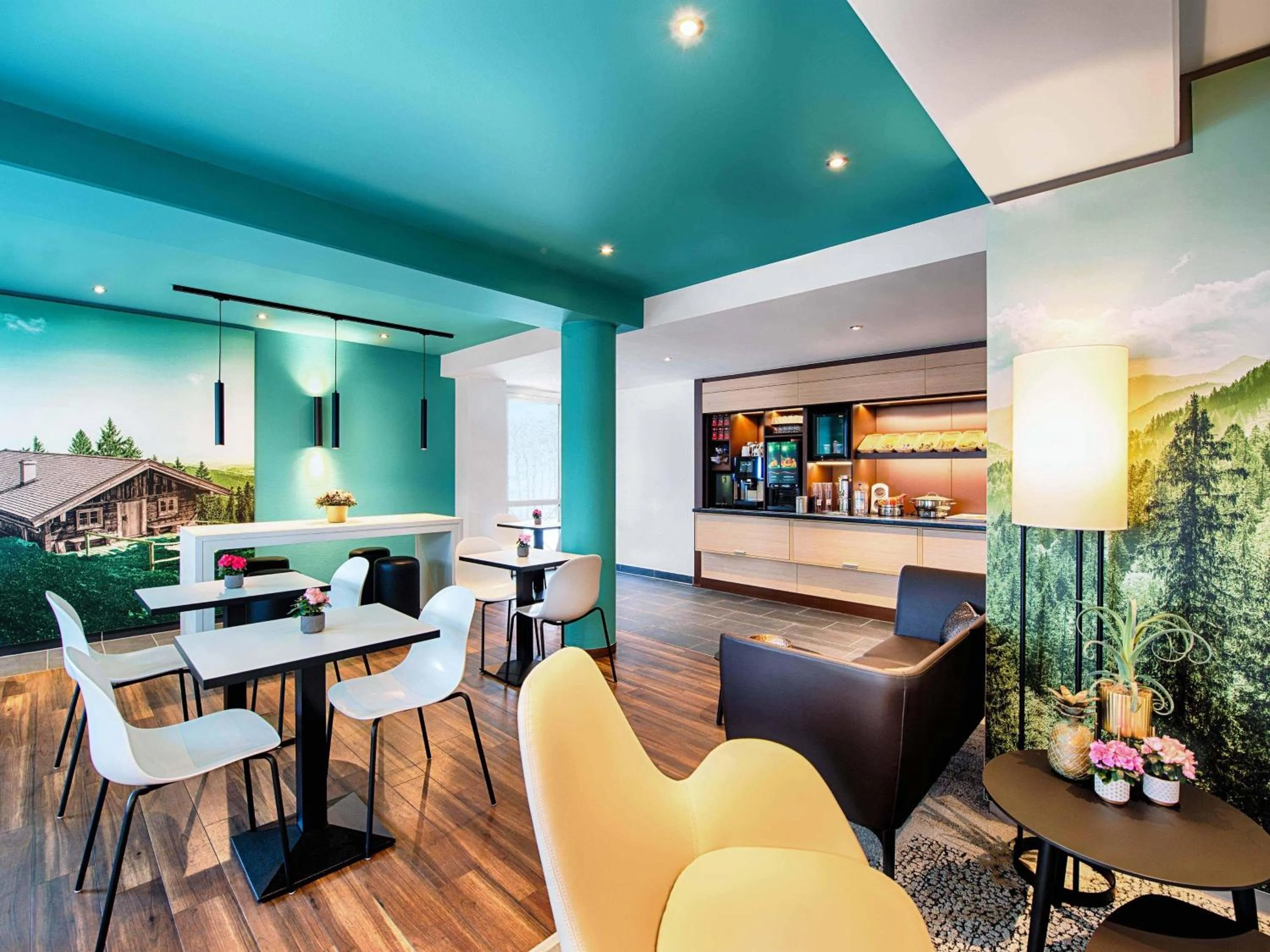 Lounge or bar in B&B Hotel München-Putzbrunn