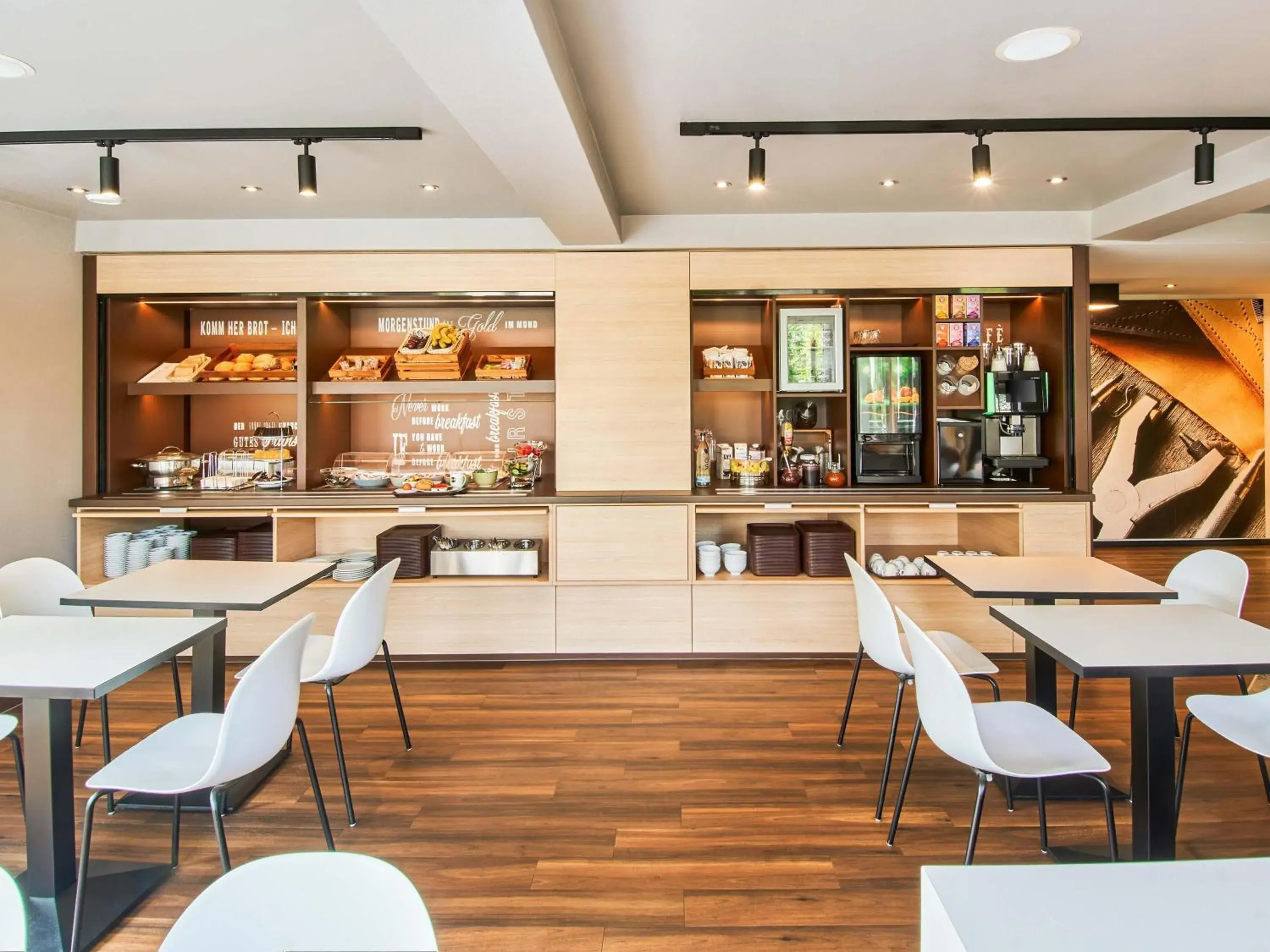 Lounge or bar in B&B Hotel Offenbach-Süd Lounge or bar in B&B Hotel Offenbach-Süd