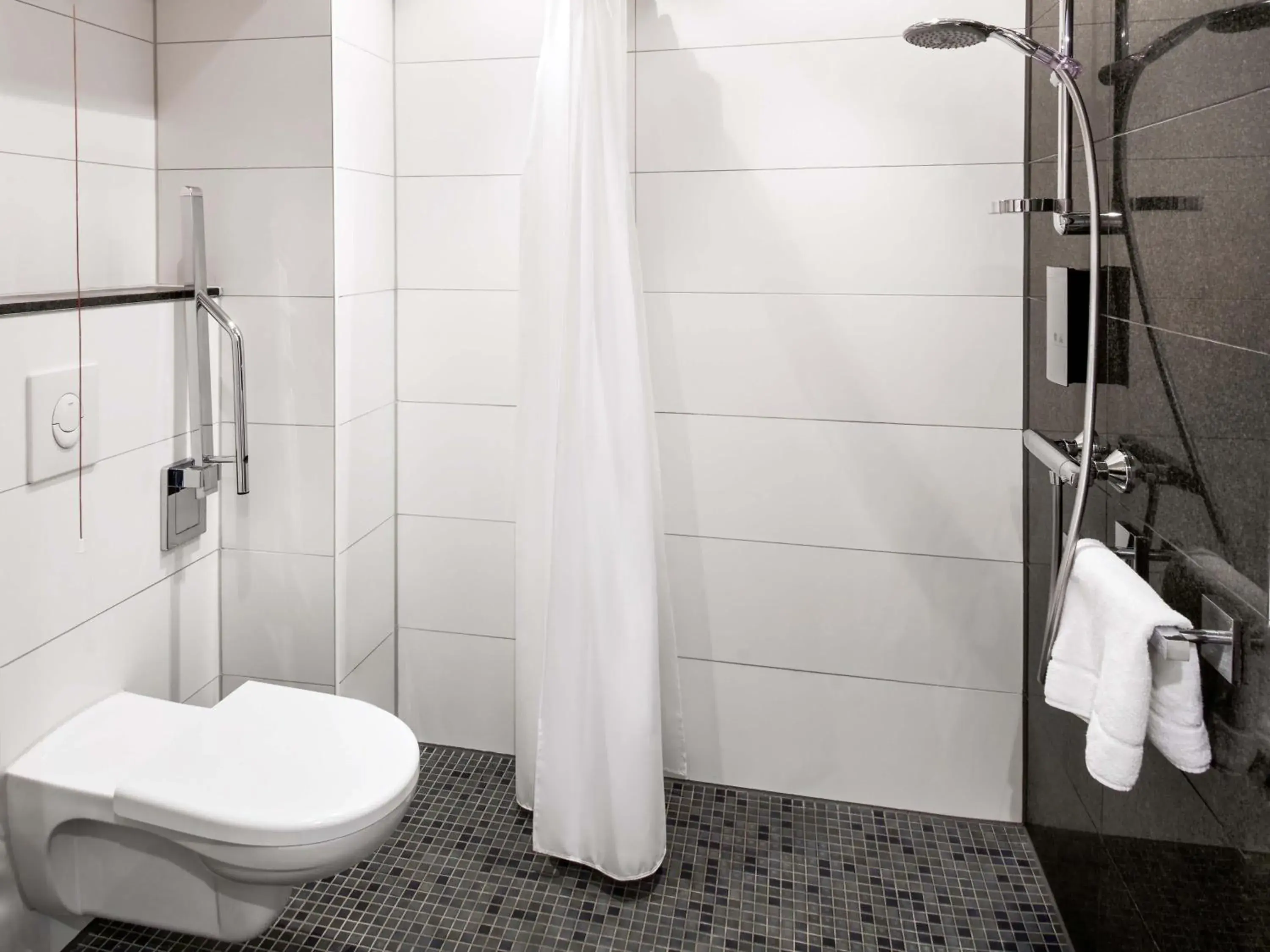 Bathroom in B&B Hotel Offenbach-Süd Bathroom in B&B Hotel Offenbach-Süd