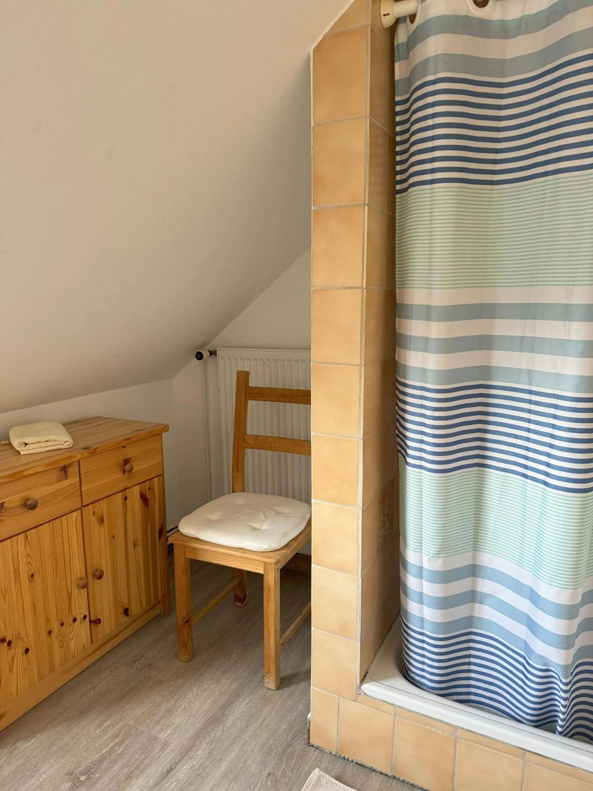 Shower, Bed in Reiterhof Wollesen