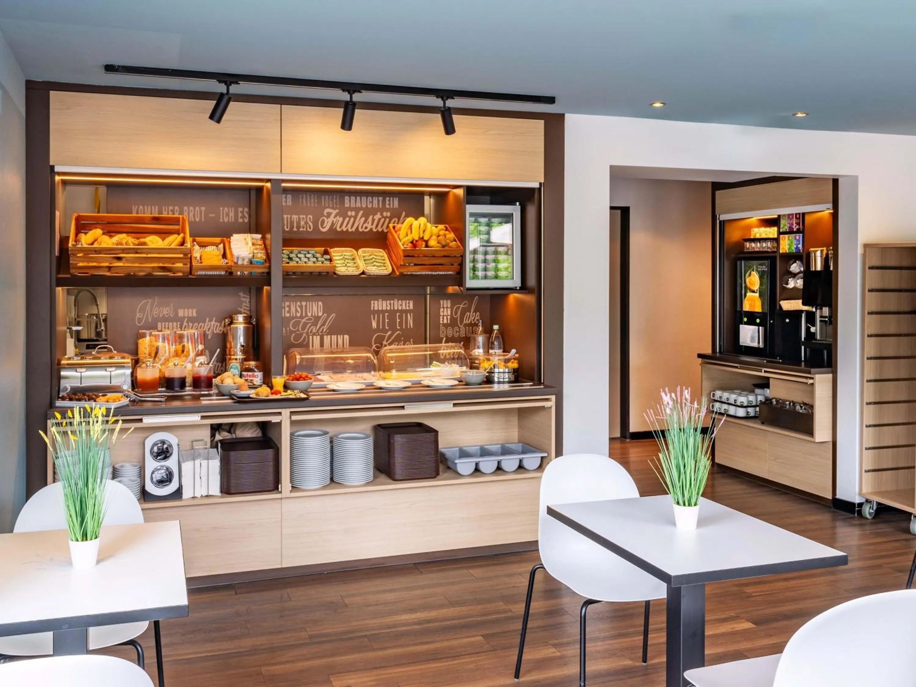 Restaurant/places to eat in B&B Hotel Hannover-Lahe