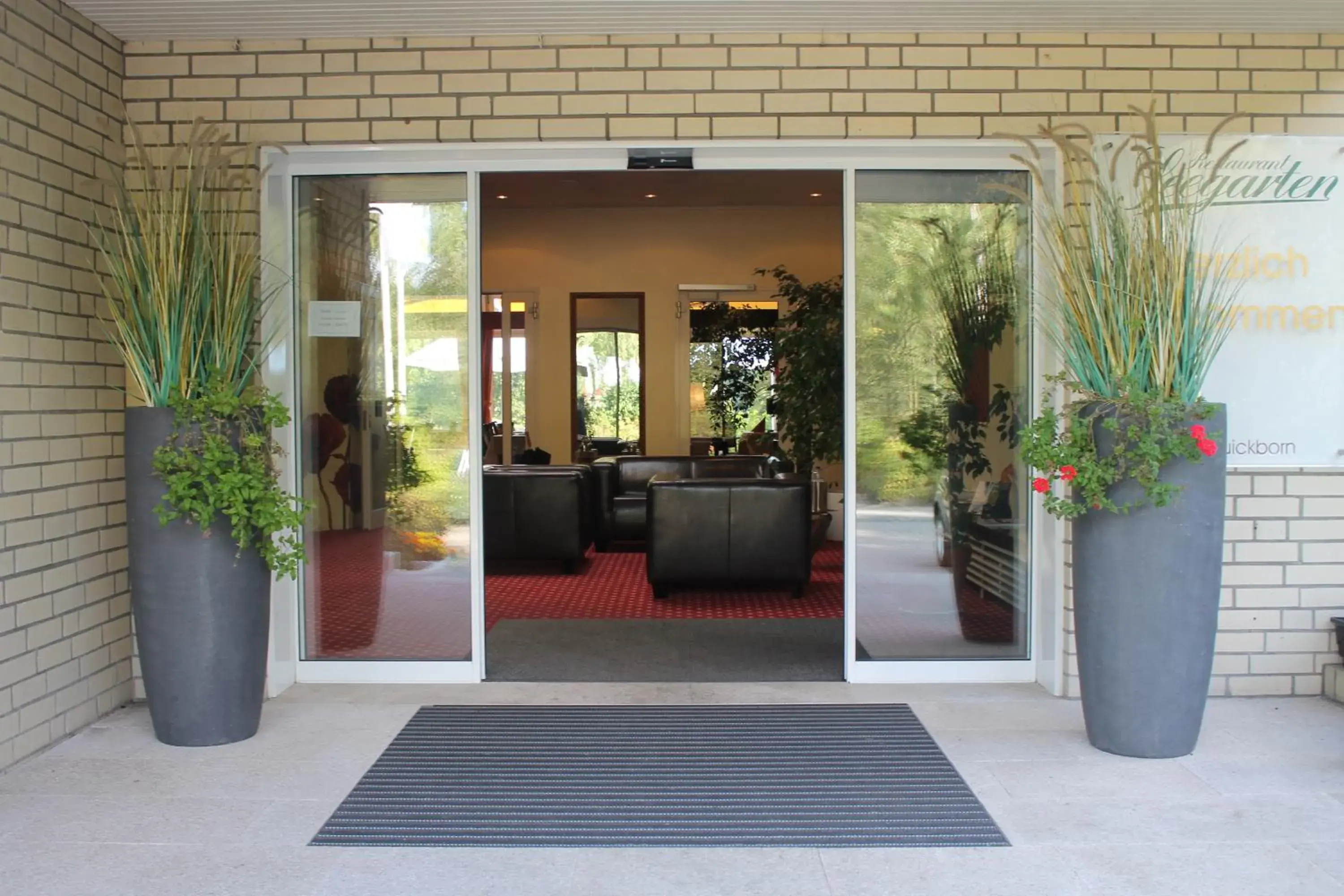 Facade/entrance in Hotel-Restaurant Seegarten Quickborn Facade/entrance in Hotel-Restaurant Seegarten Quickborn