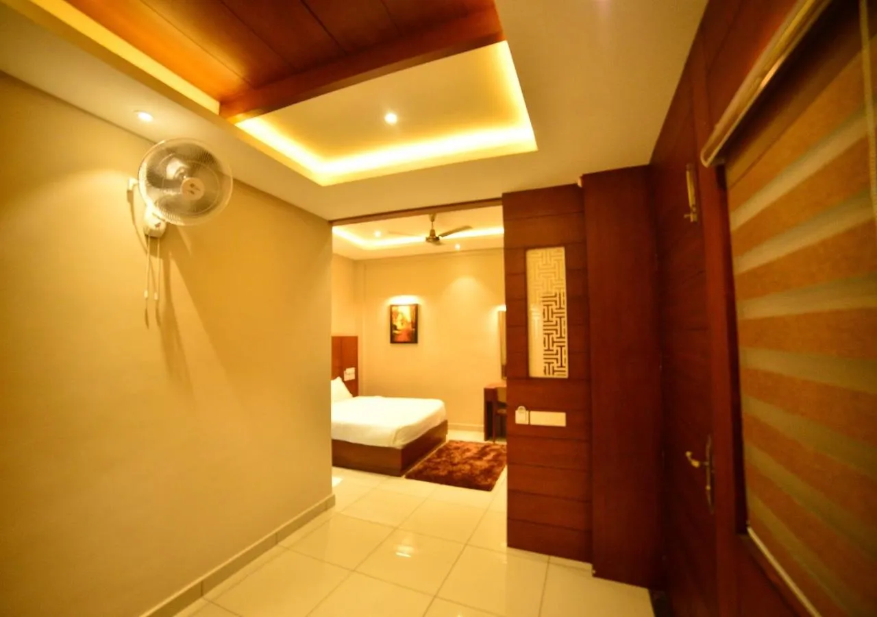 Living room, Bed in Hotel Priya