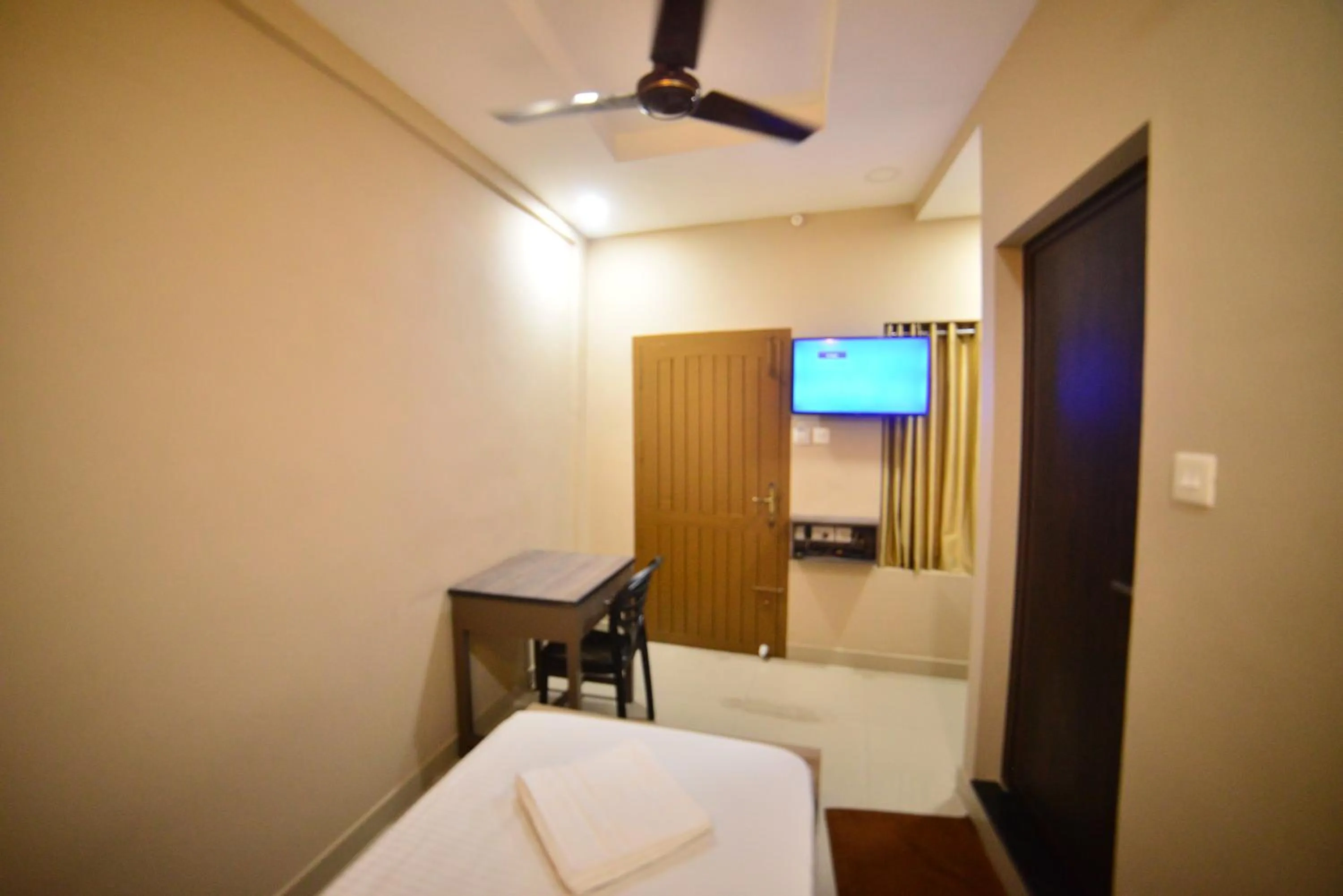 Bathroom, Bed in Hotel Priya