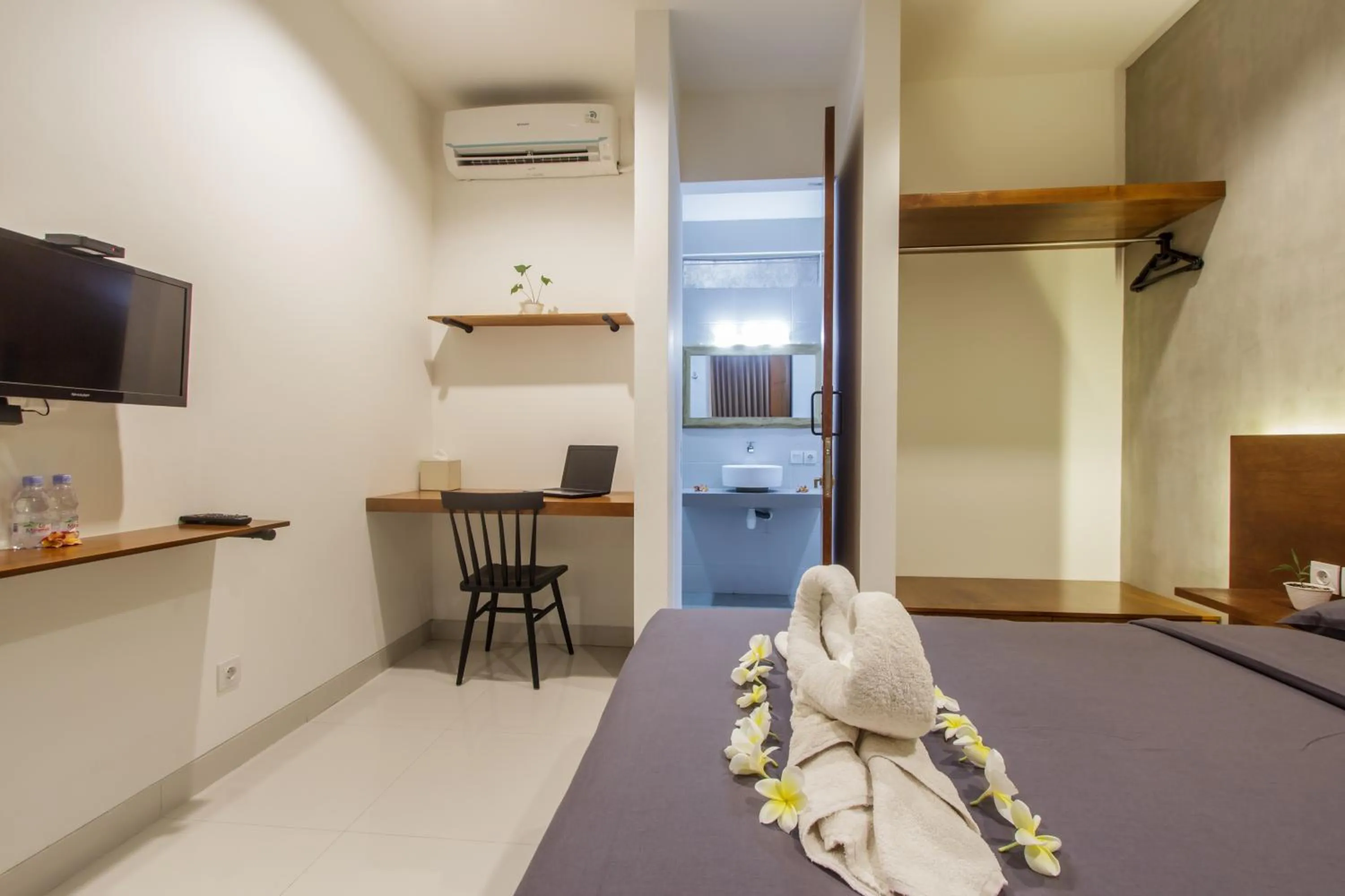 Photo of the whole room, Bed in The jero 18 kuta guest house