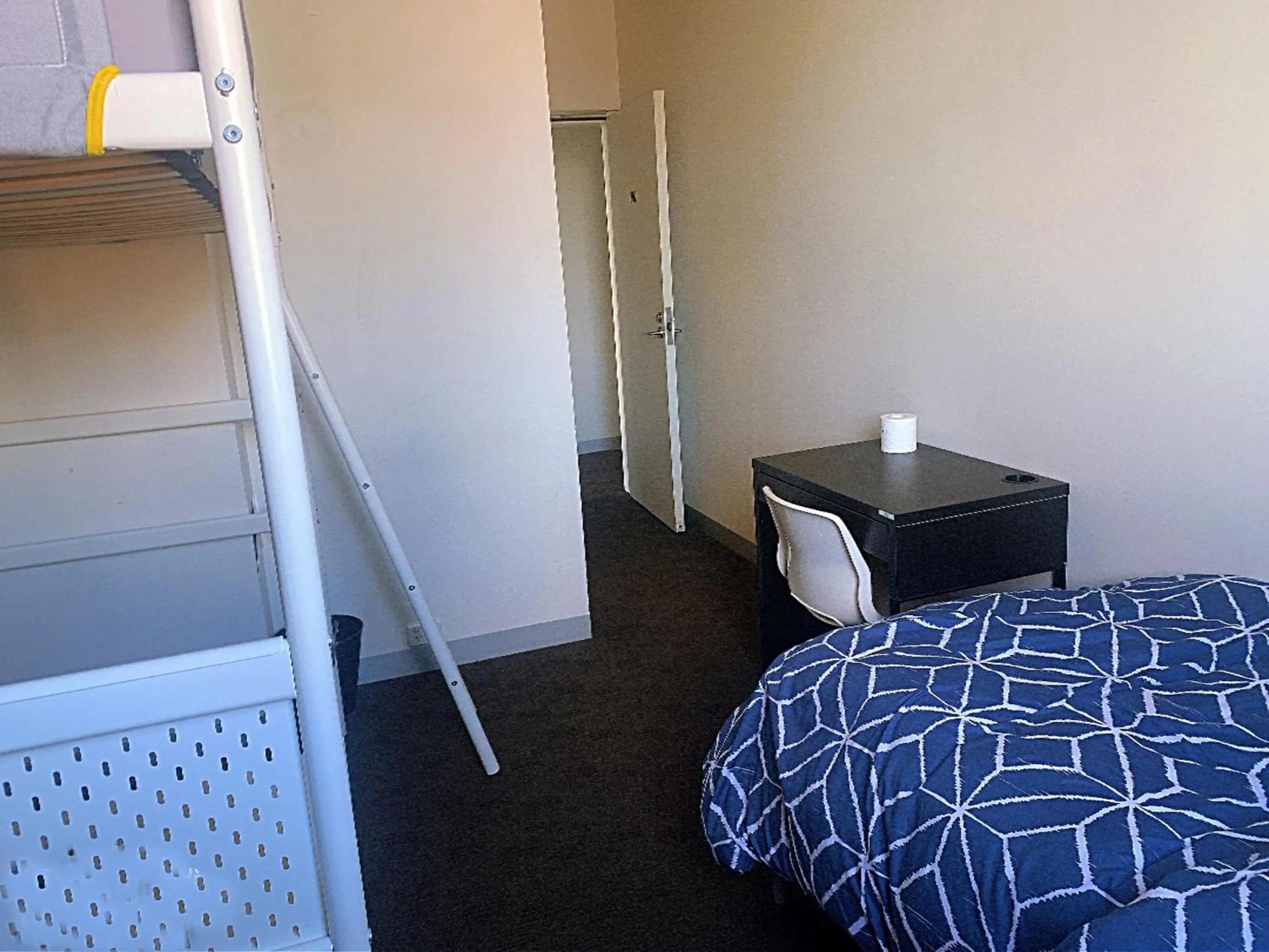 Photo of the whole room, Bed in CarricHouse