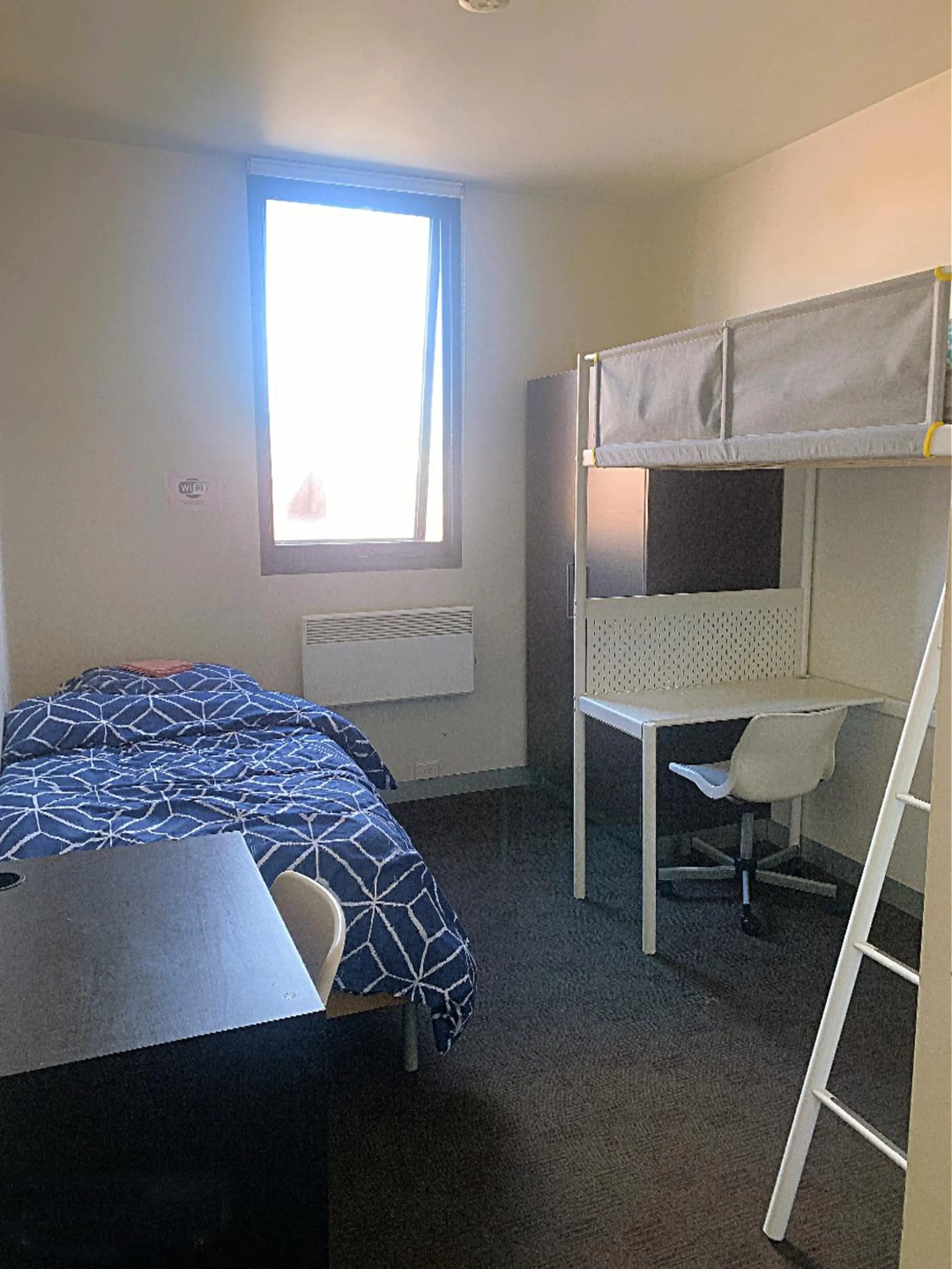 Photo of the whole room, Bed in CarricHouse