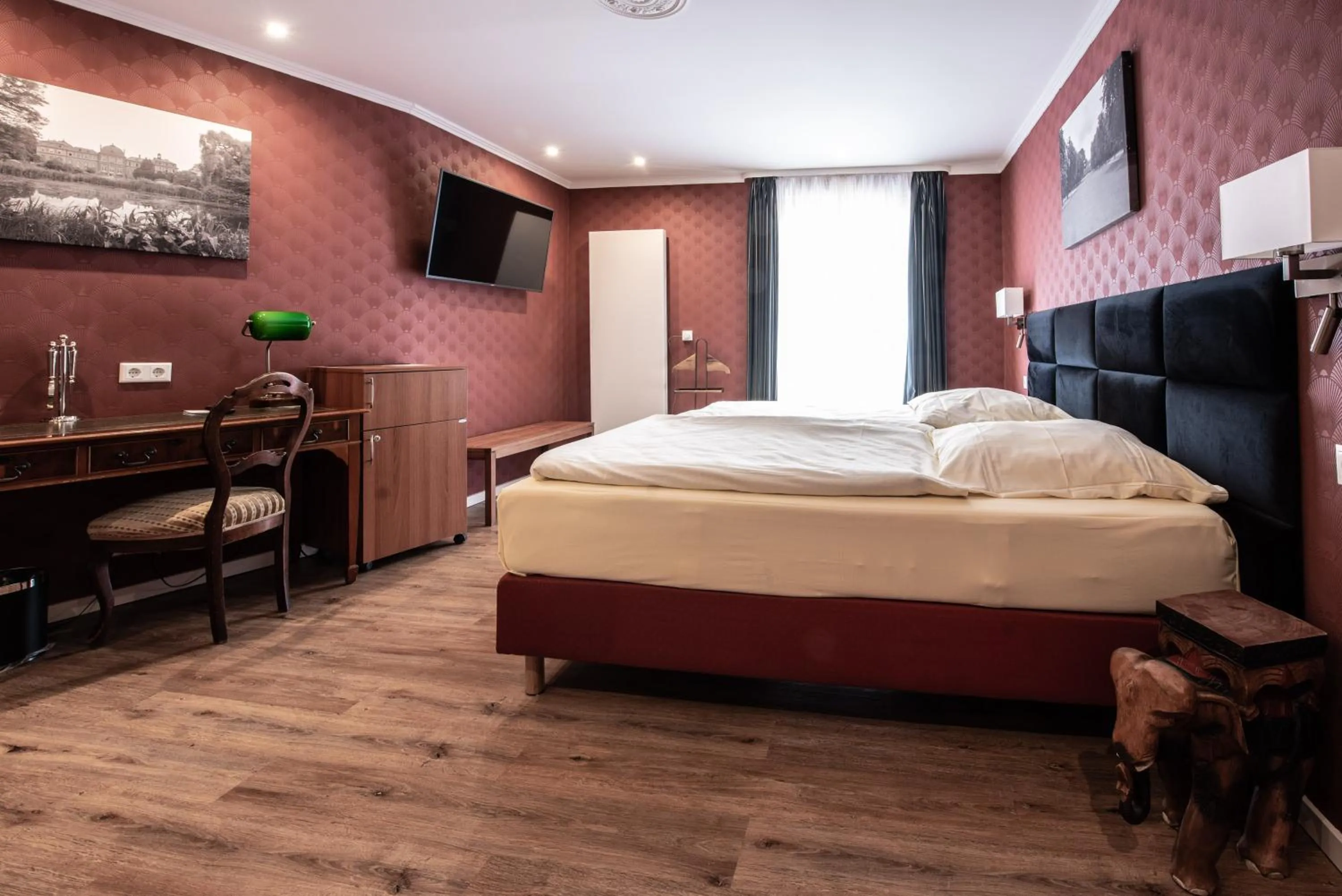 Photo of the whole room, Bed in Hotel Kurfürstenhof