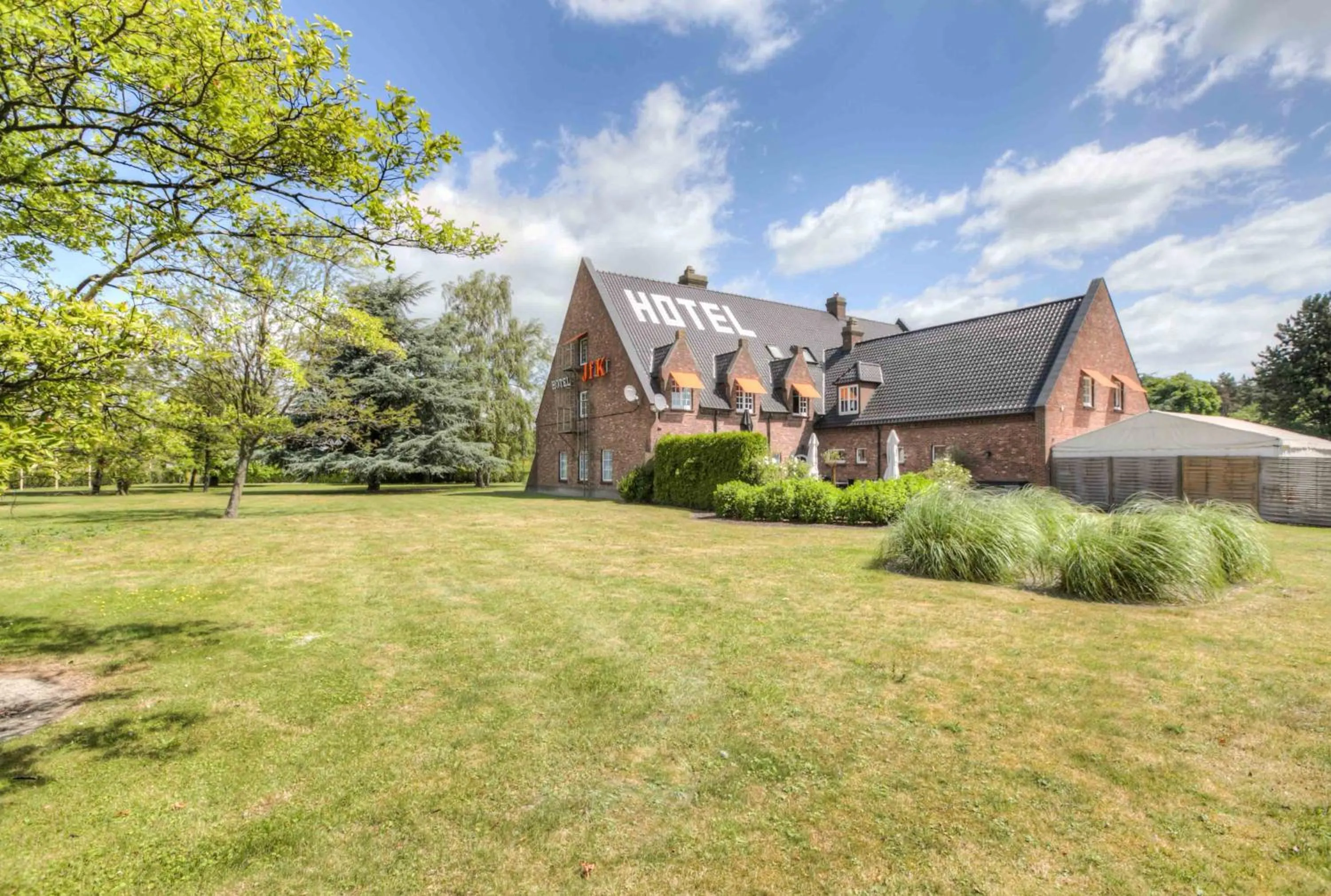 Property building in JFK Hotel Zelzate - Gent