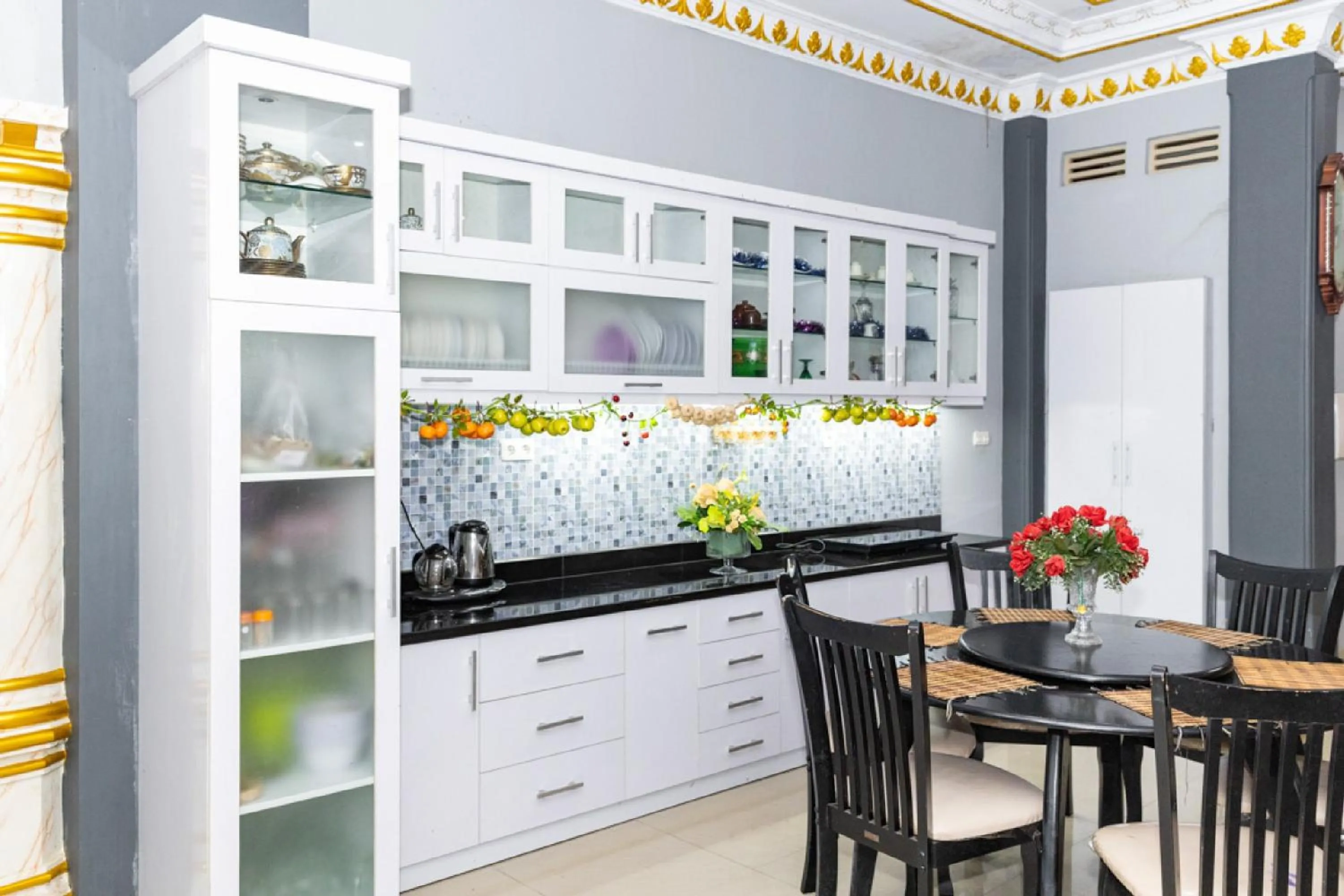 Kitchen or kitchenette in RedDoorz Premium @ Sea Residence Manado