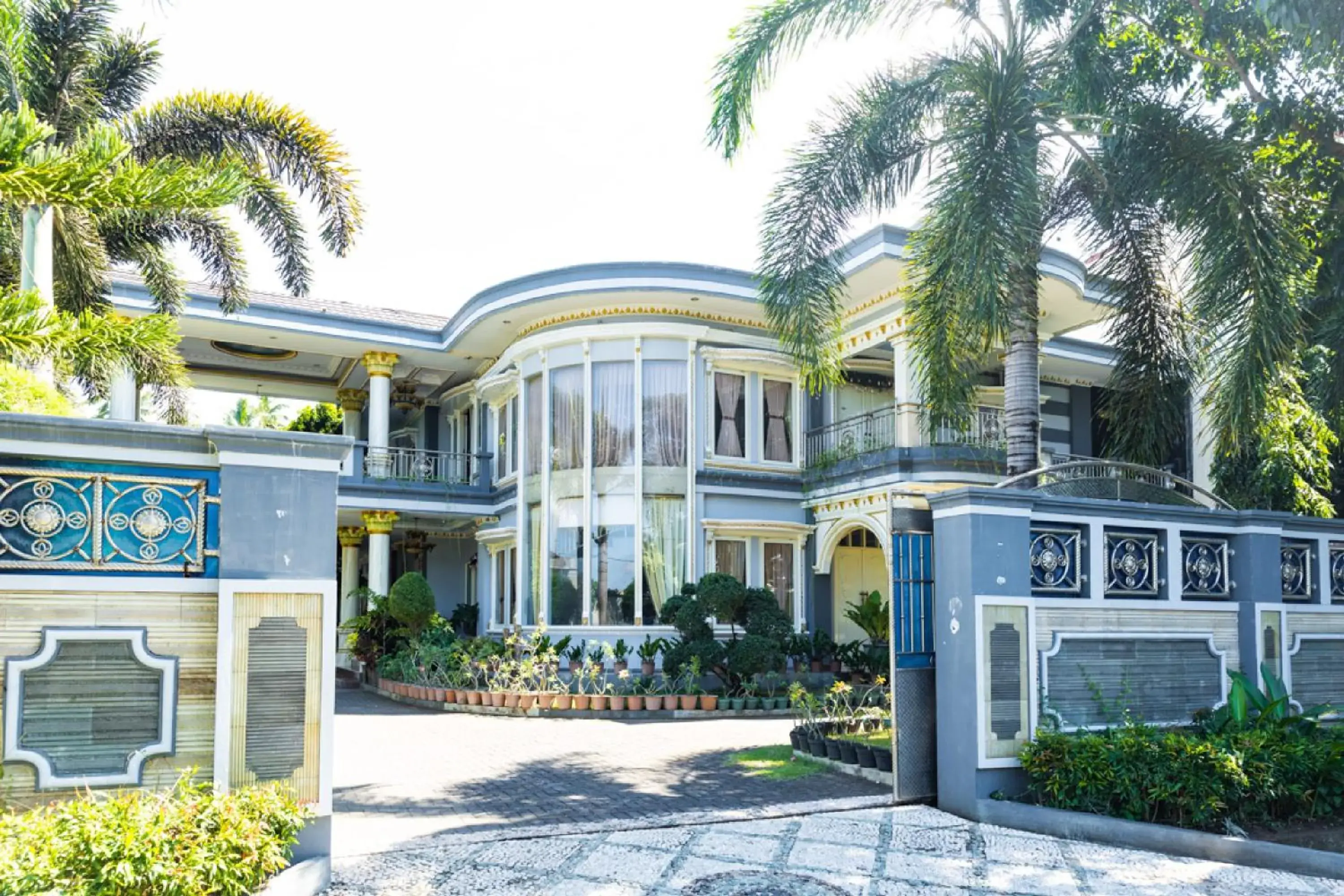 Property building in RedDoorz Premium @ Sea Residence Manado Property building in RedDoorz Premium @ Sea Residence Manado