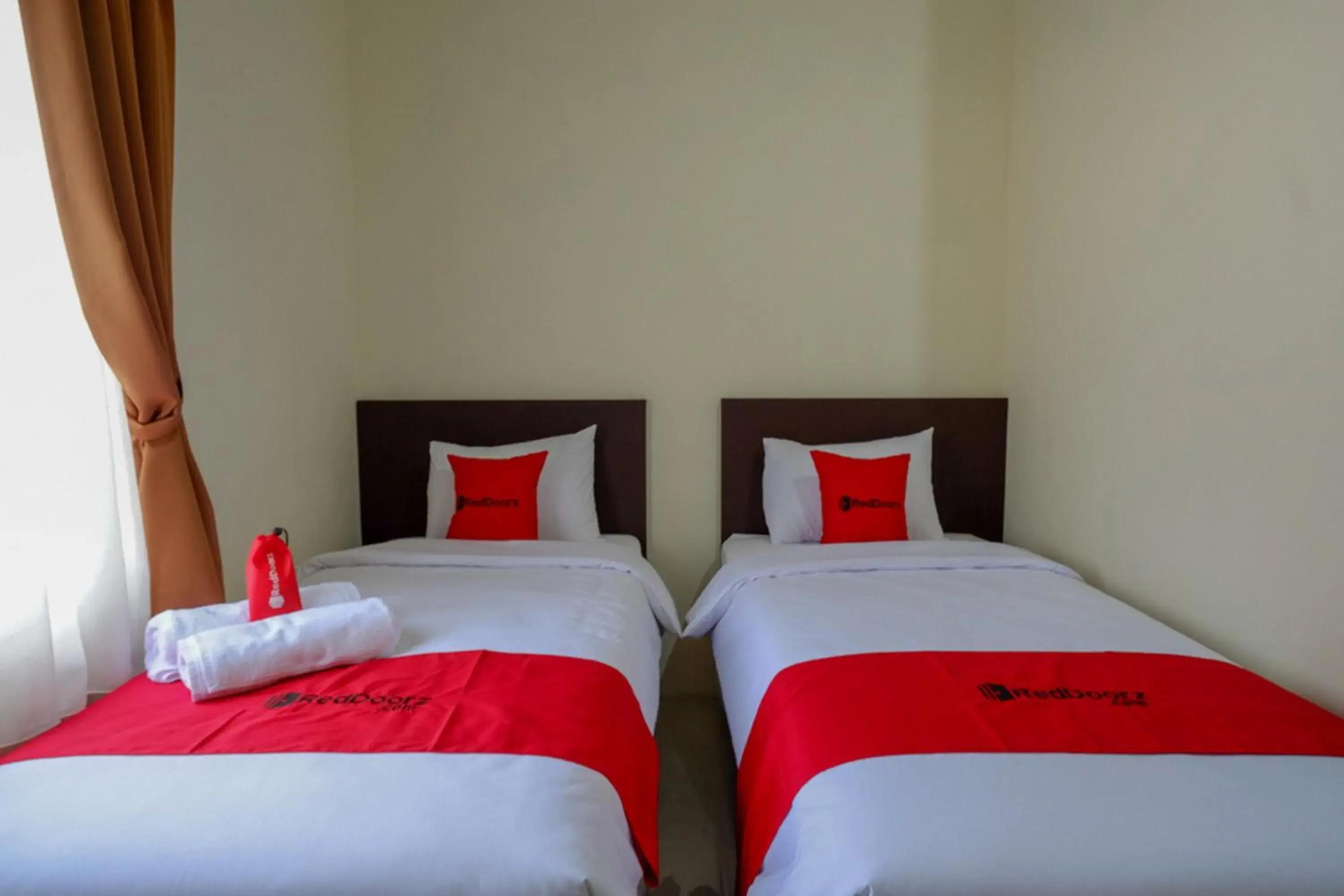 Twin Room in RedDoorz near Stadion 45 Karanganyar Twin Room in RedDoorz near Stadion 45 Karanganyar