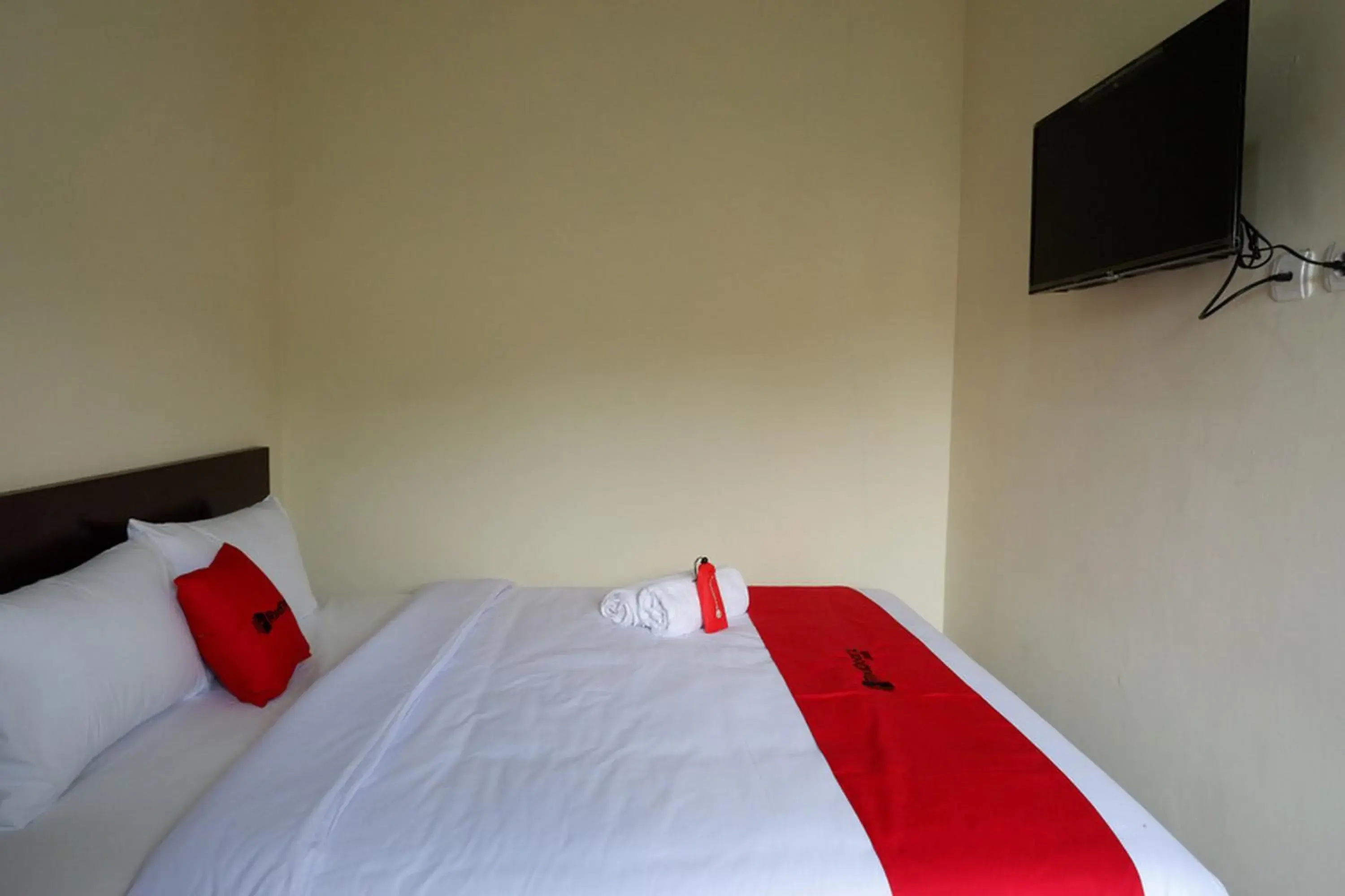 Double Room in RedDoorz near Stadion 45 Karanganyar Double Room in RedDoorz near Stadion 45 Karanganyar