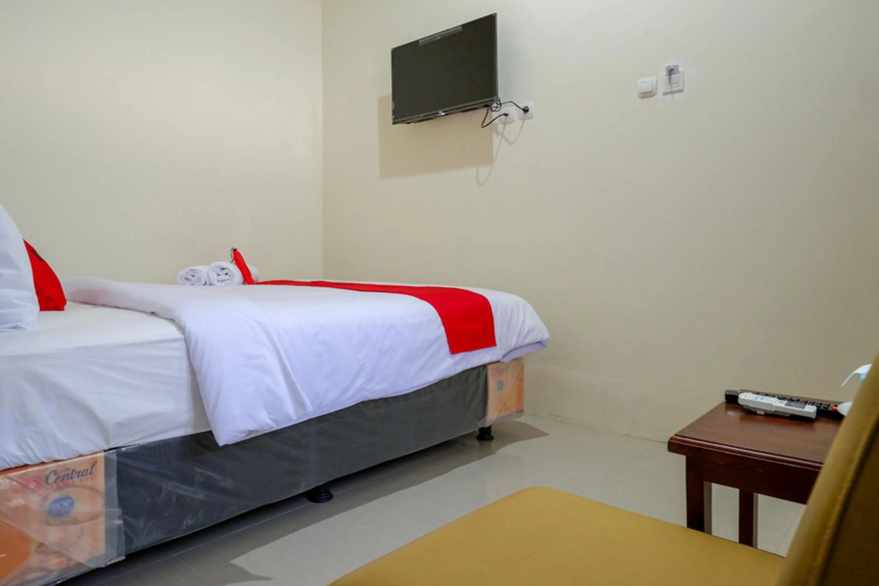 Bed in RedDoorz near Stadion 45 Karanganyar