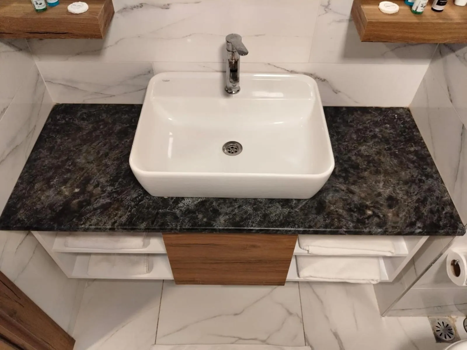 Golden World Suite Hotel