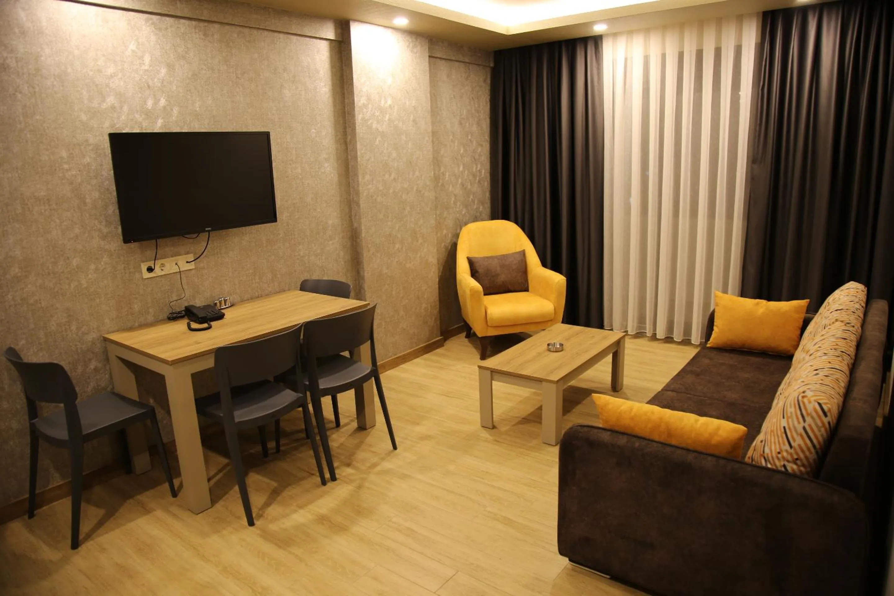 Communal lounge/ TV room in Golden World Suite Hotel