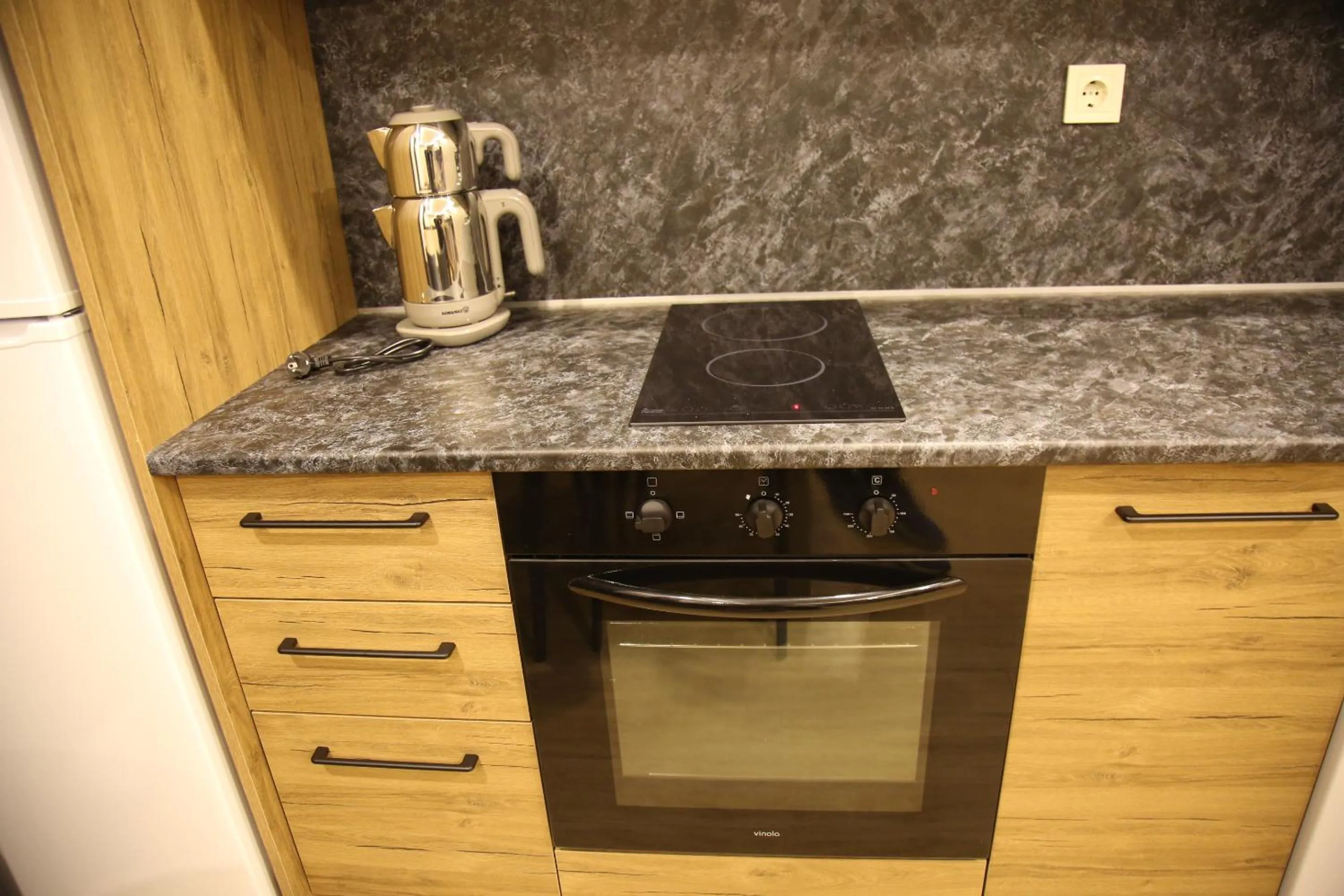 stove in Golden World Suite Hotel