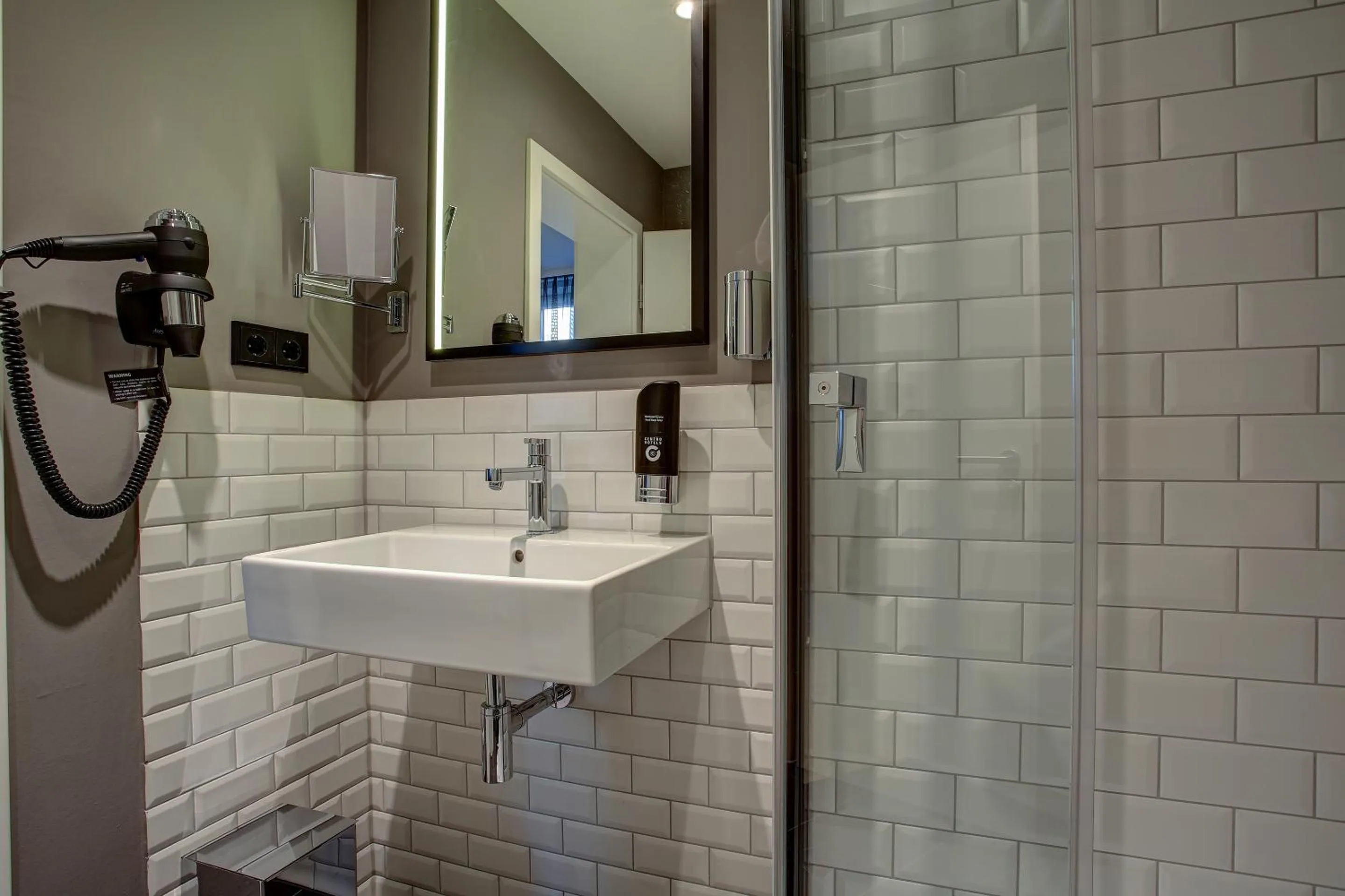 Shower in Vienna House Easy by Wyndham Hamburg City