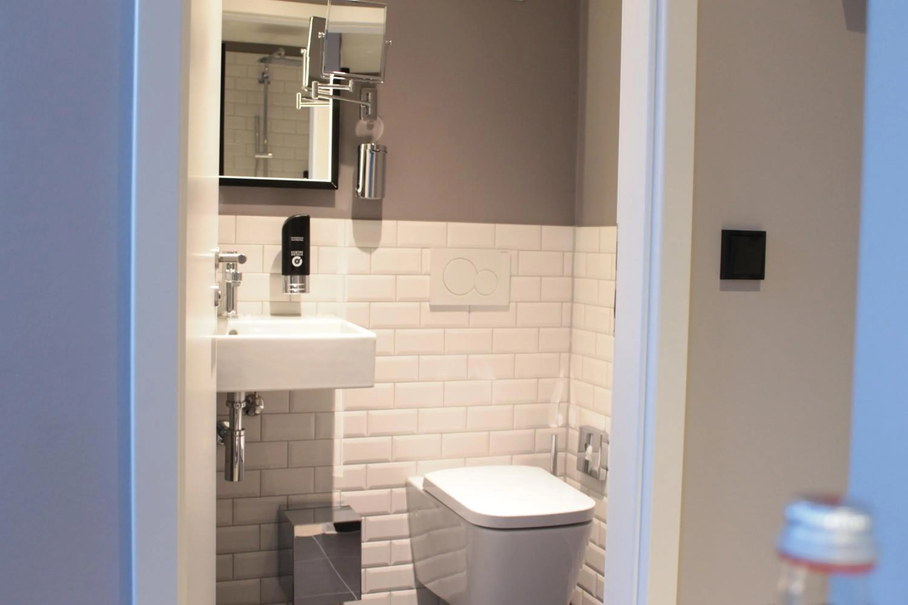 Toilet in Vienna House Easy by Wyndham Hamburg City