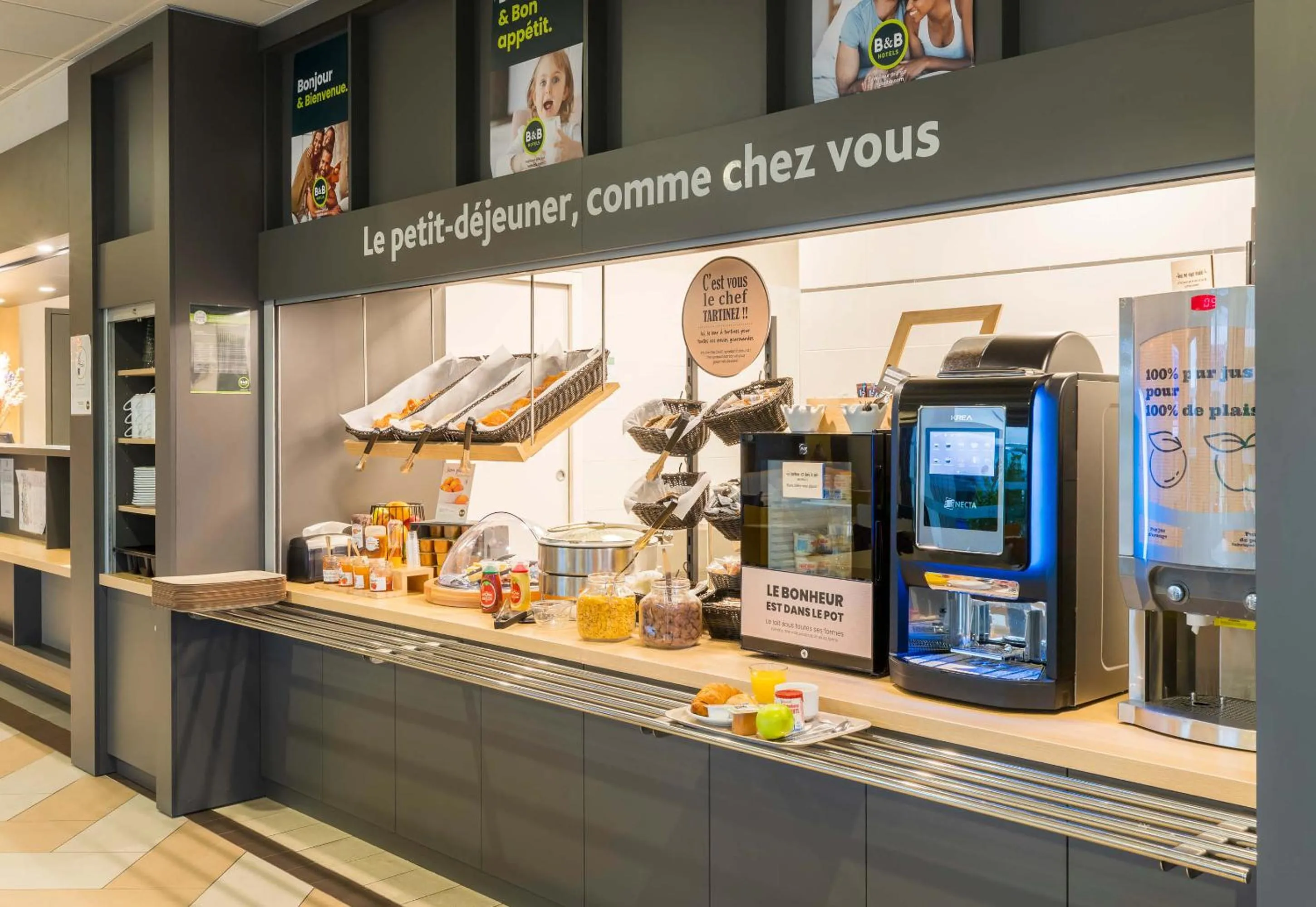 Buffet breakfast in B&B HOTEL Troyes Magasins d'usine