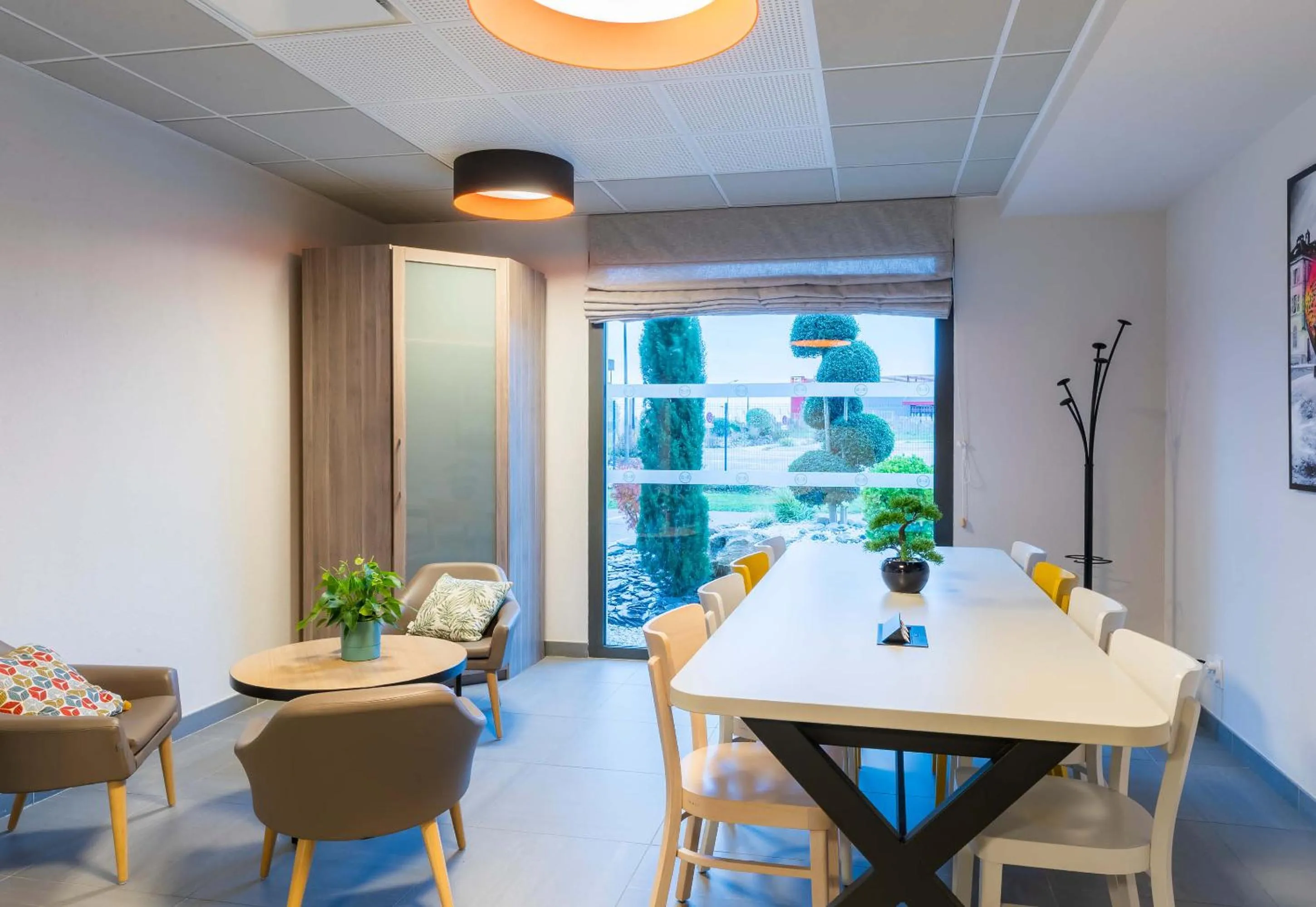 Seating area in B&B HOTEL Troyes Magasins d'usine