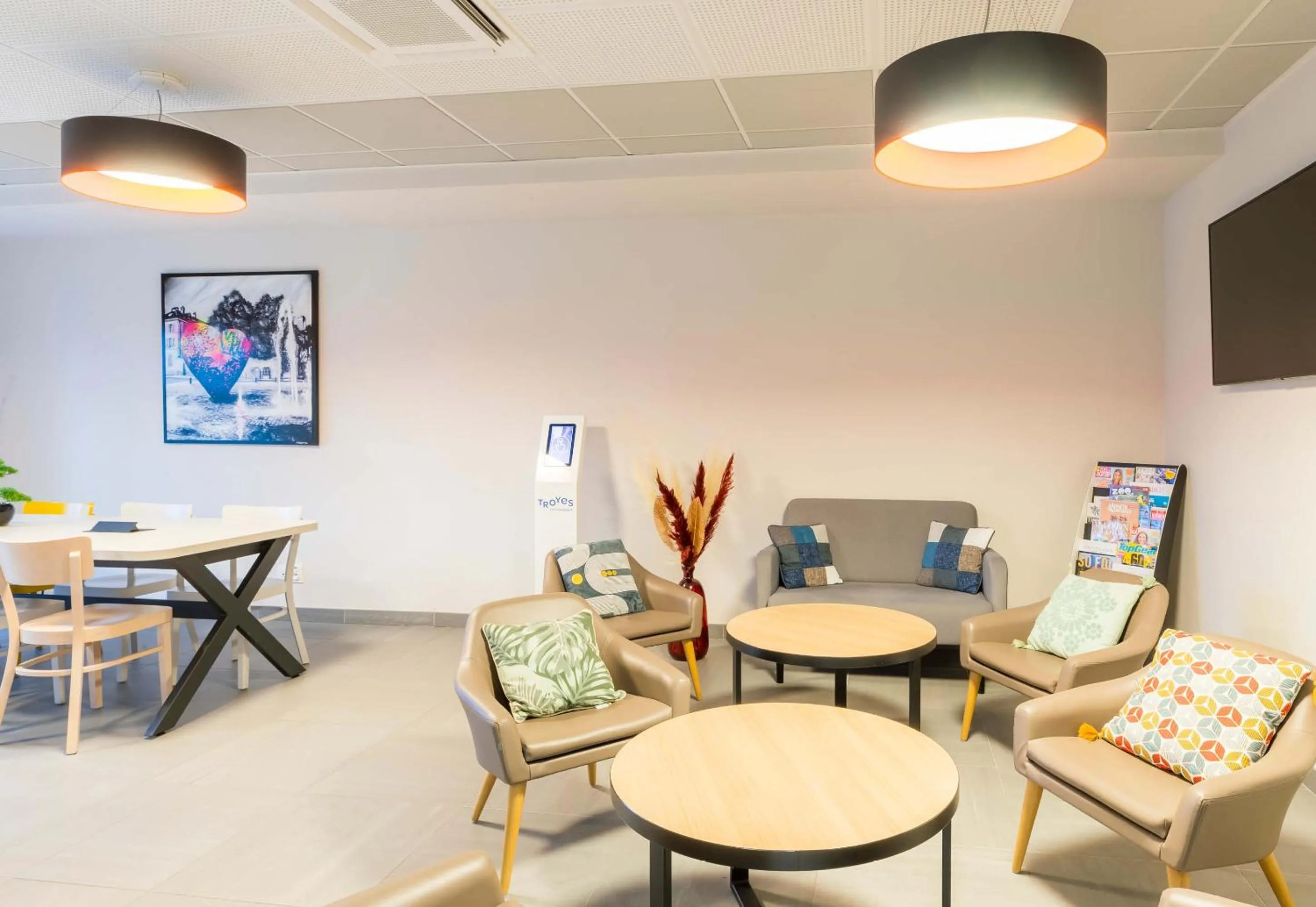 Seating area in B&B HOTEL Troyes Magasins d'usine